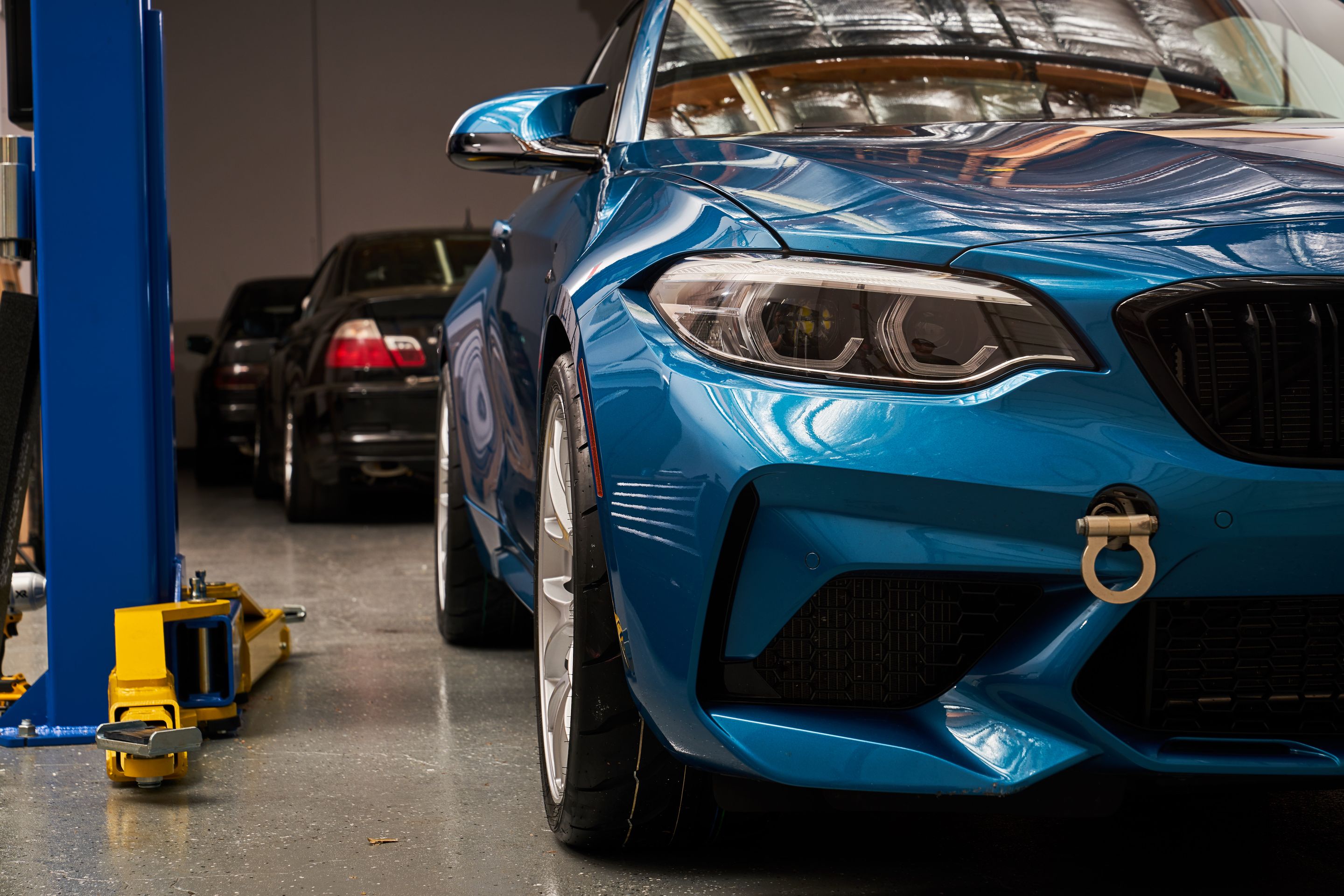 Blue BMW F87 M2 with 19" EC-7 Apex wheels in Race Silver