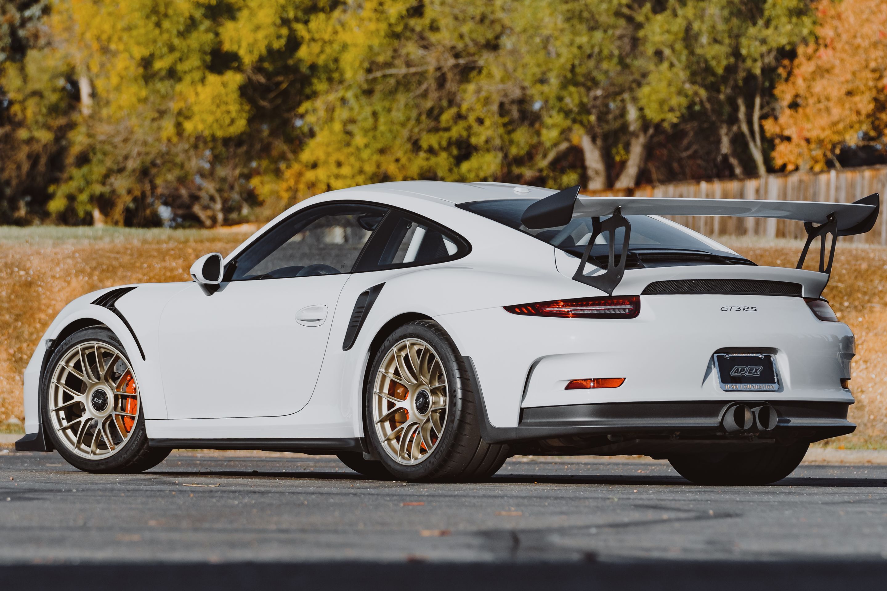 White Porsche 911 991.1 GT3 RS with 19" EC-7RS Apex wheels in Motorsport Gold