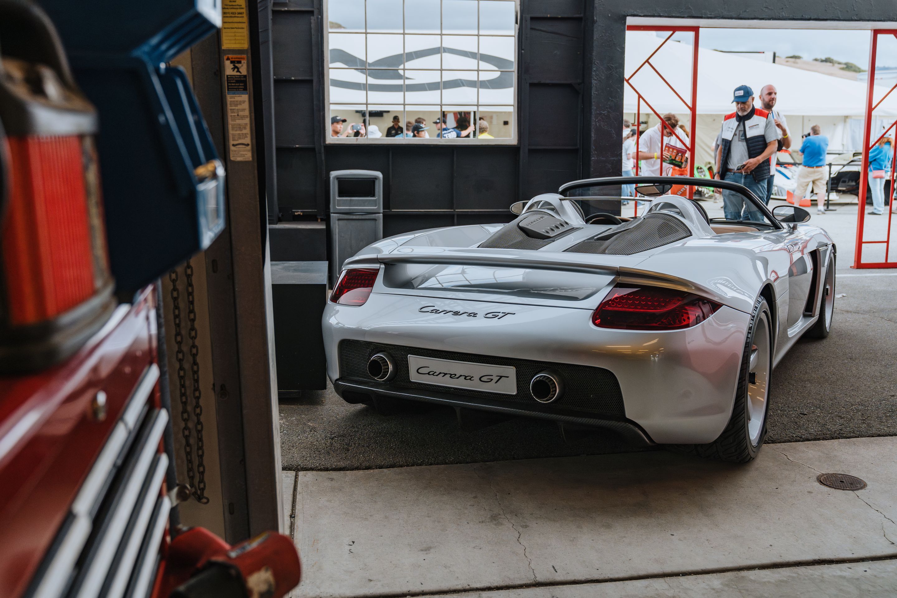 White Porsche 911 996 GT2 with 18" EC-7RS Apex wheels in Anthracite