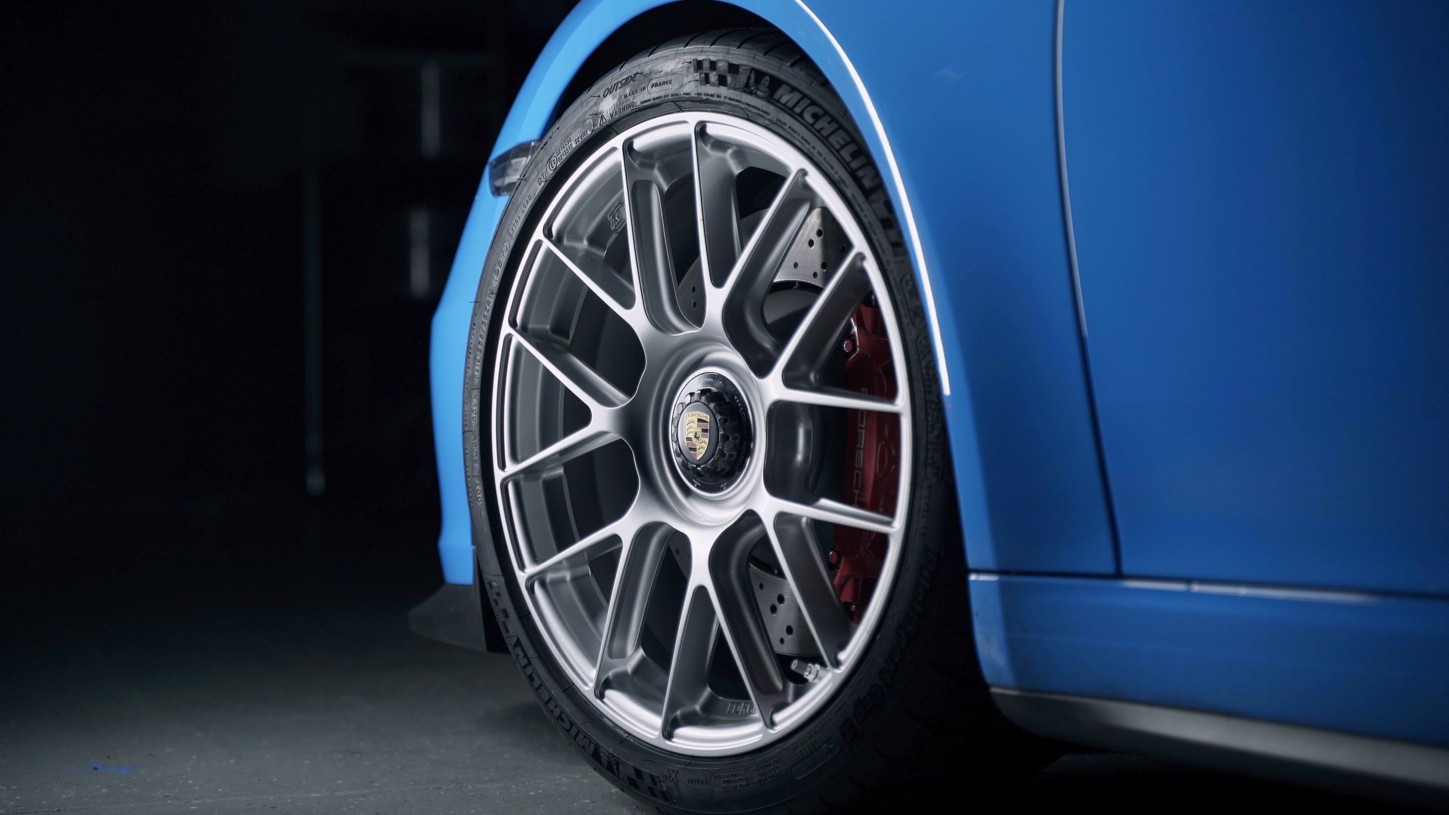 Blue Porsche 911 991.1 GT3 with 19" EC-7RS Apex wheels in Race Silver