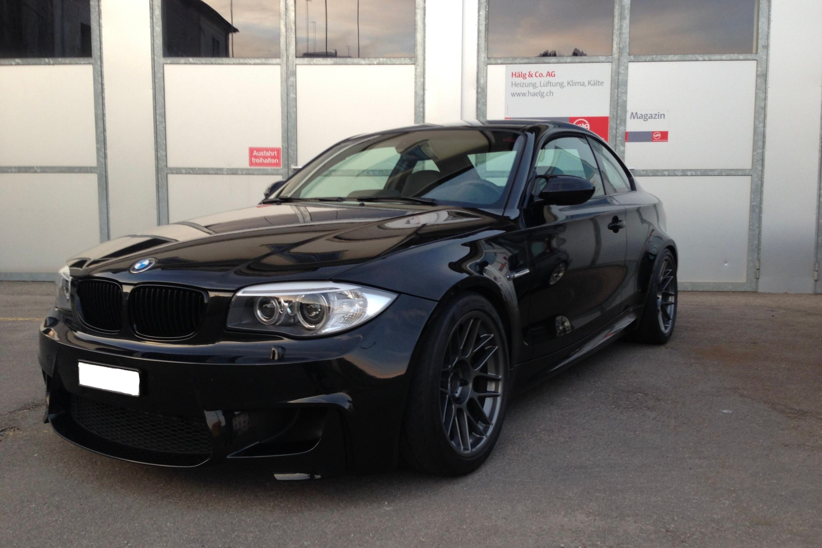 Black BMW E82 1M with 18" ARC-8 Apex wheels in Anthracite