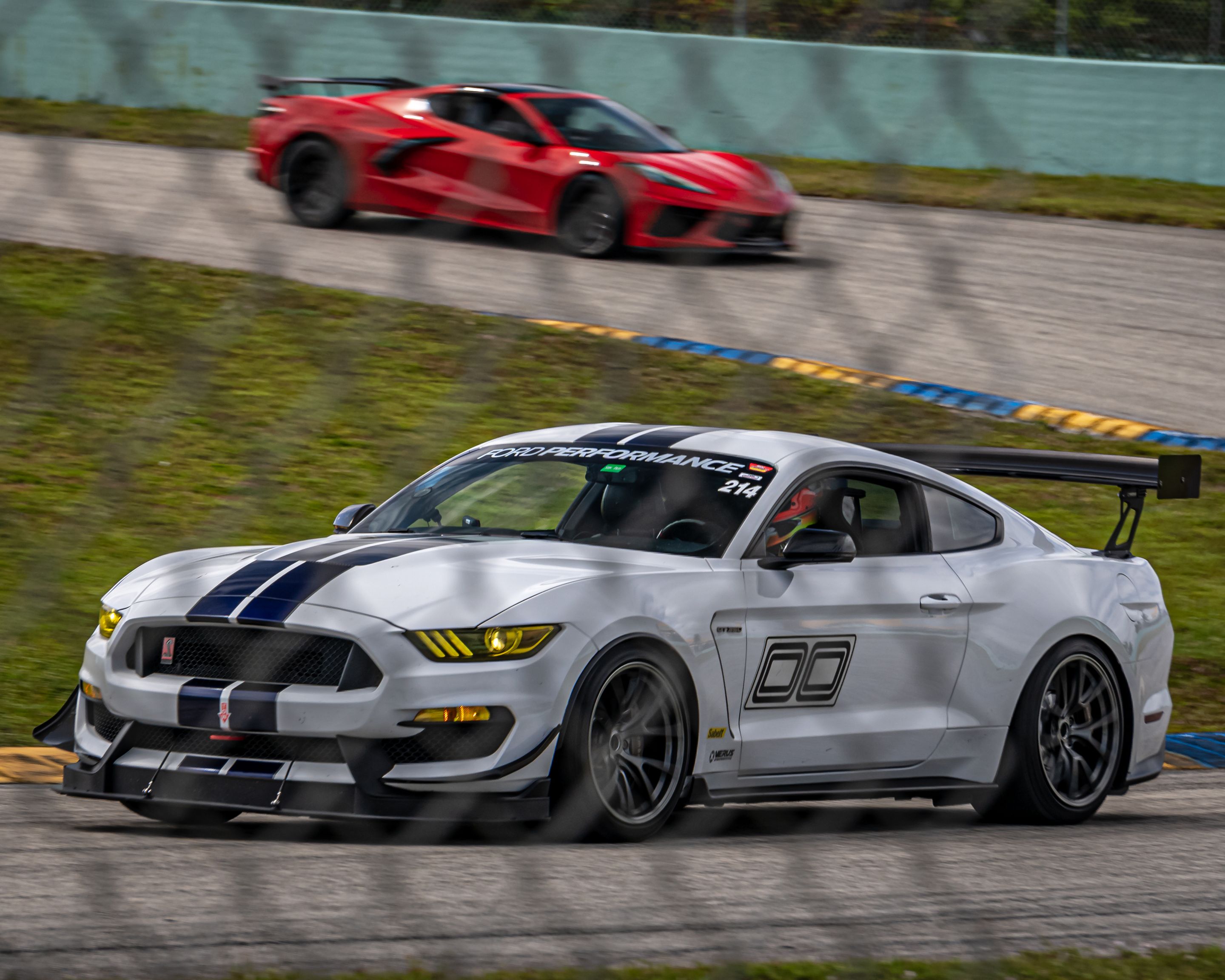 White Ford S550 Mustang GT350 with 19" VS-5RS Apex wheels in Anthracite