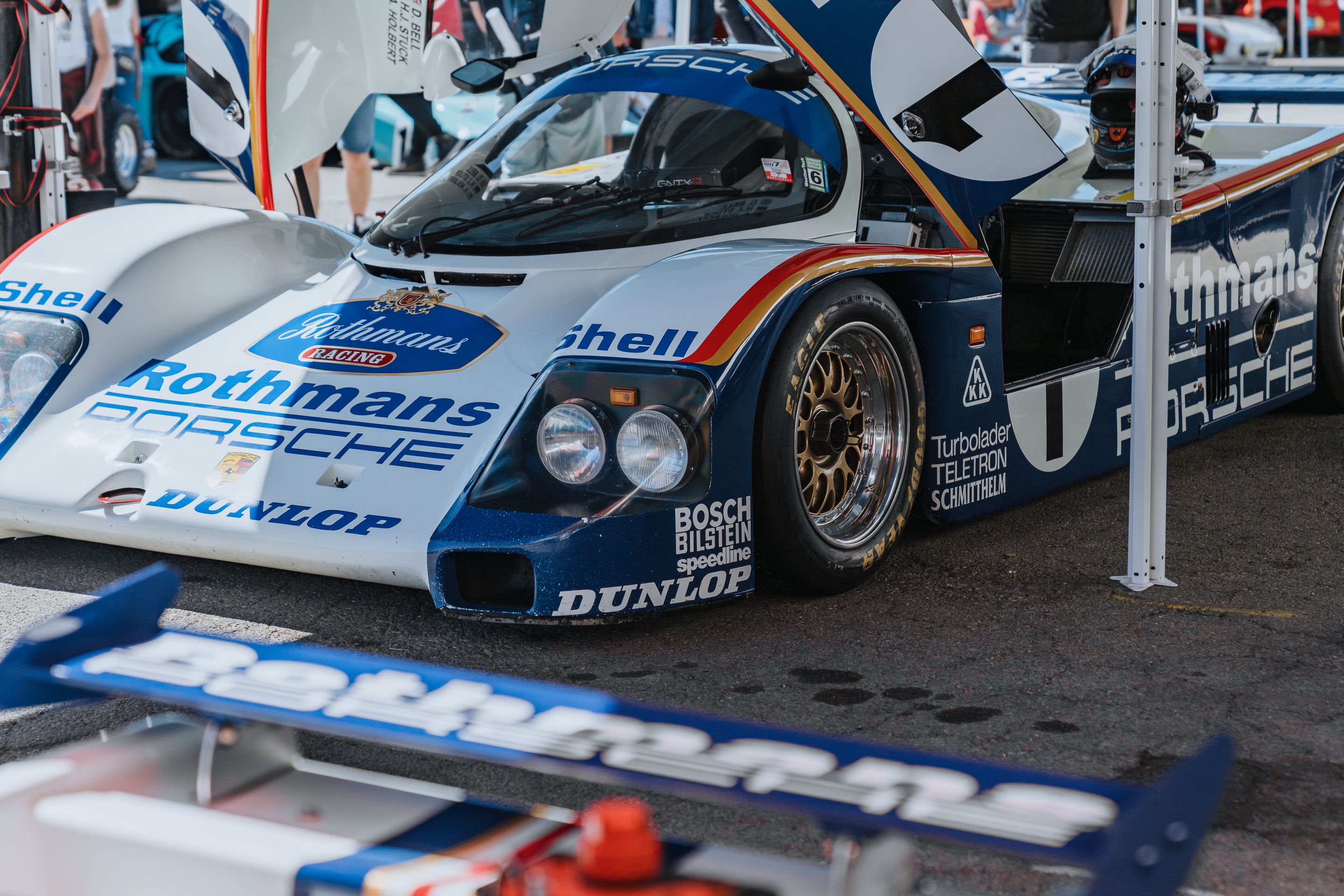 White Porsche 911 996 GT2 with 18" EC-7RS Apex wheels in Anthracite