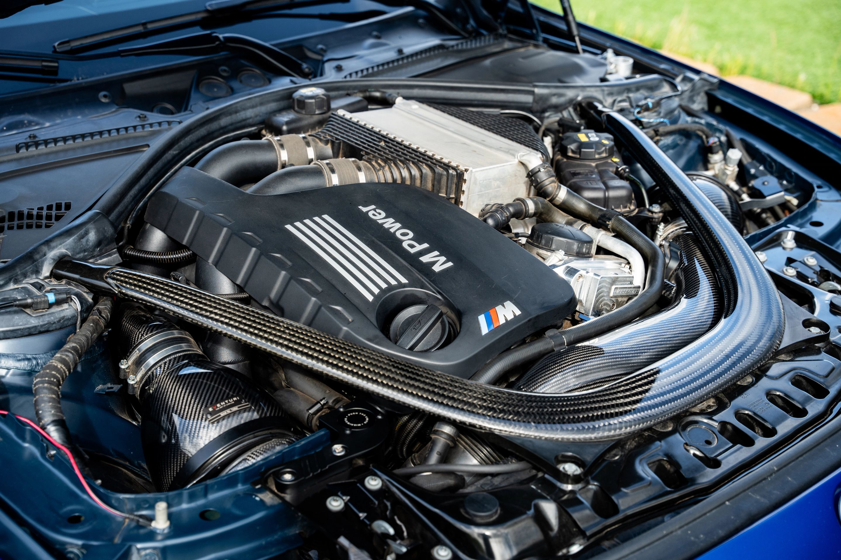 Blue BMW F80 M3 with 18" VS-5 Apex wheels in Race Silver