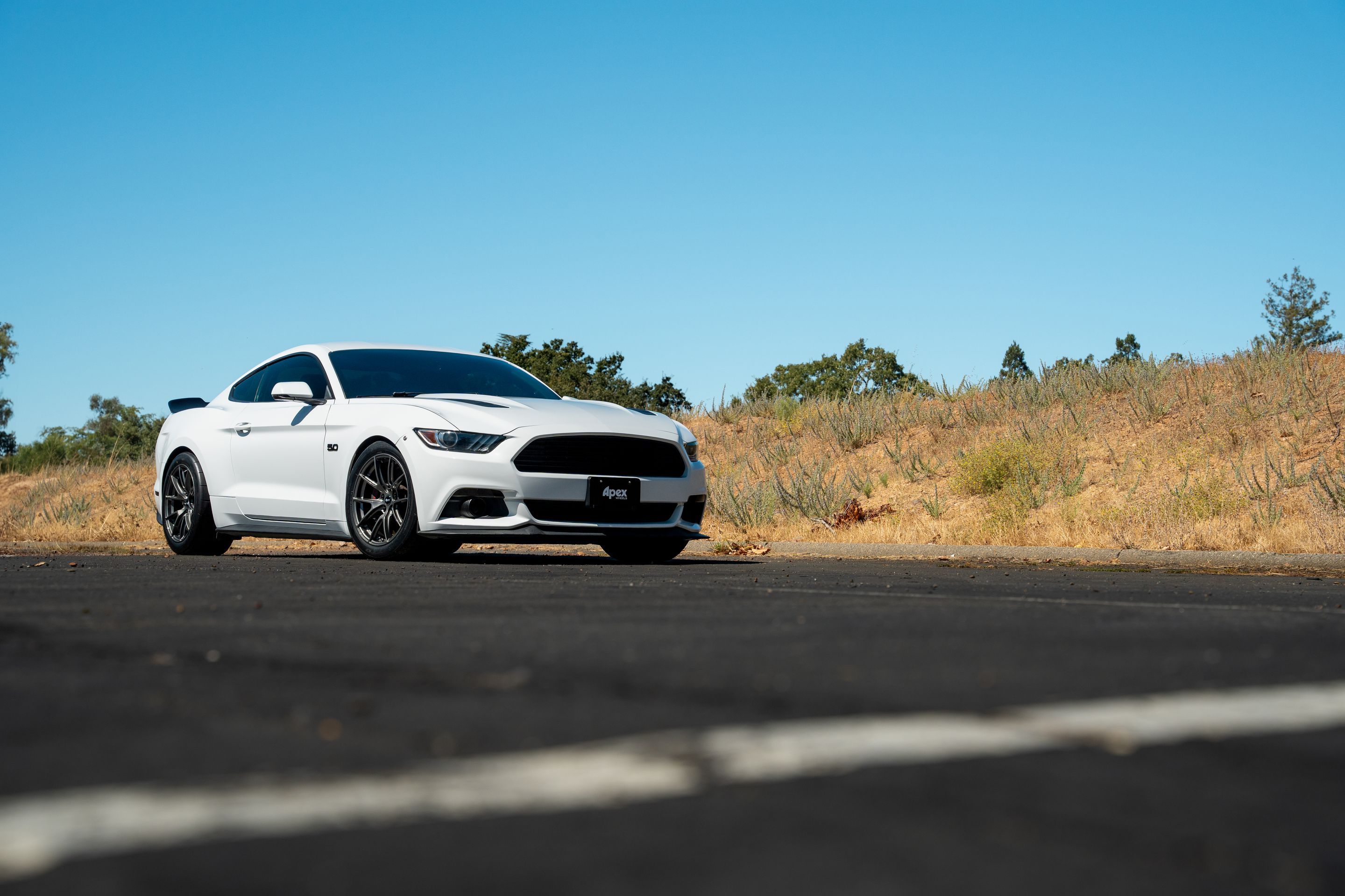 White Ford S550 Mustang GT with 18" VS-5 Apex wheels in Anthracite
