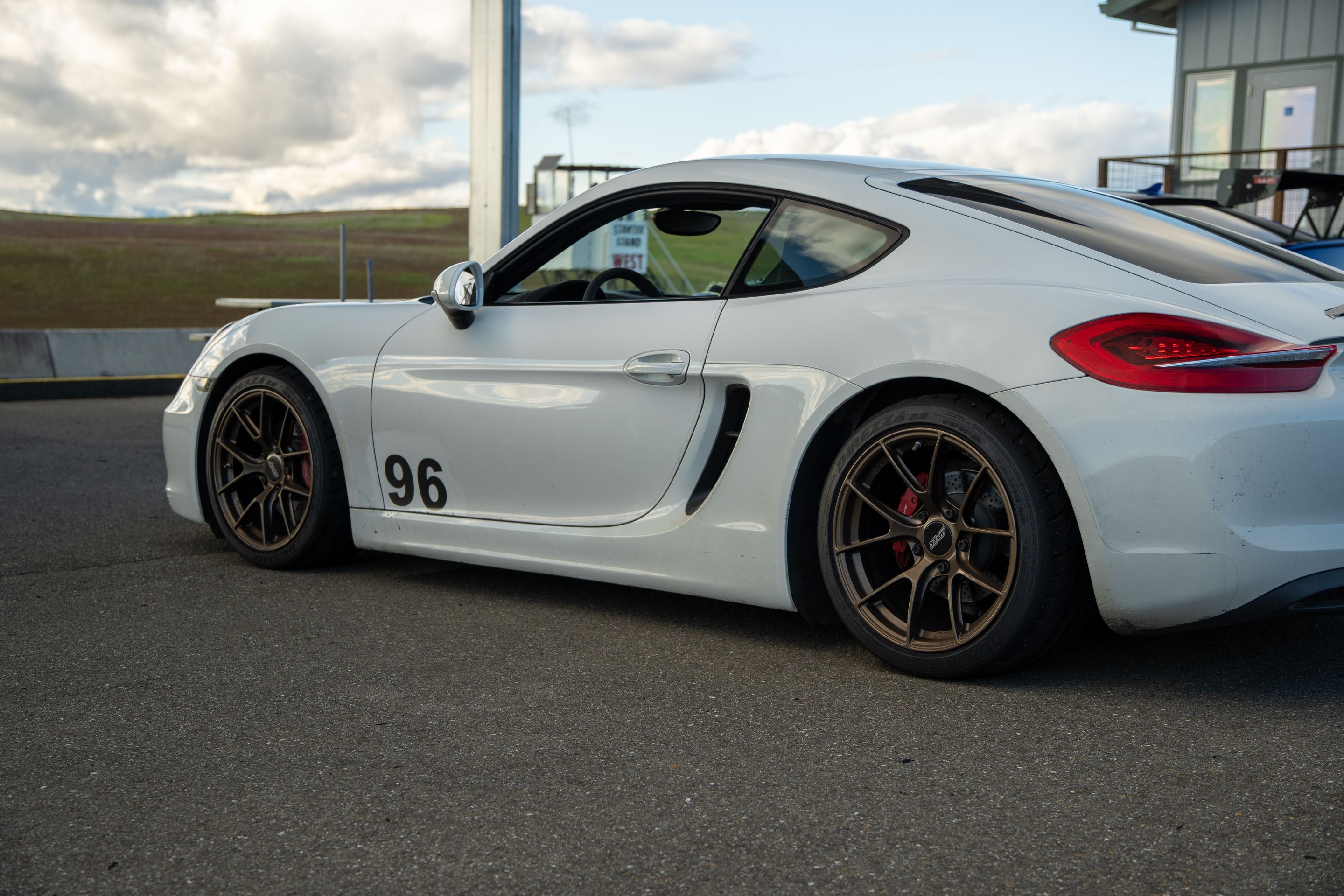 White Porsche 981 Cayman S with 18" VS-5RS Apex wheels in Satin Bronze