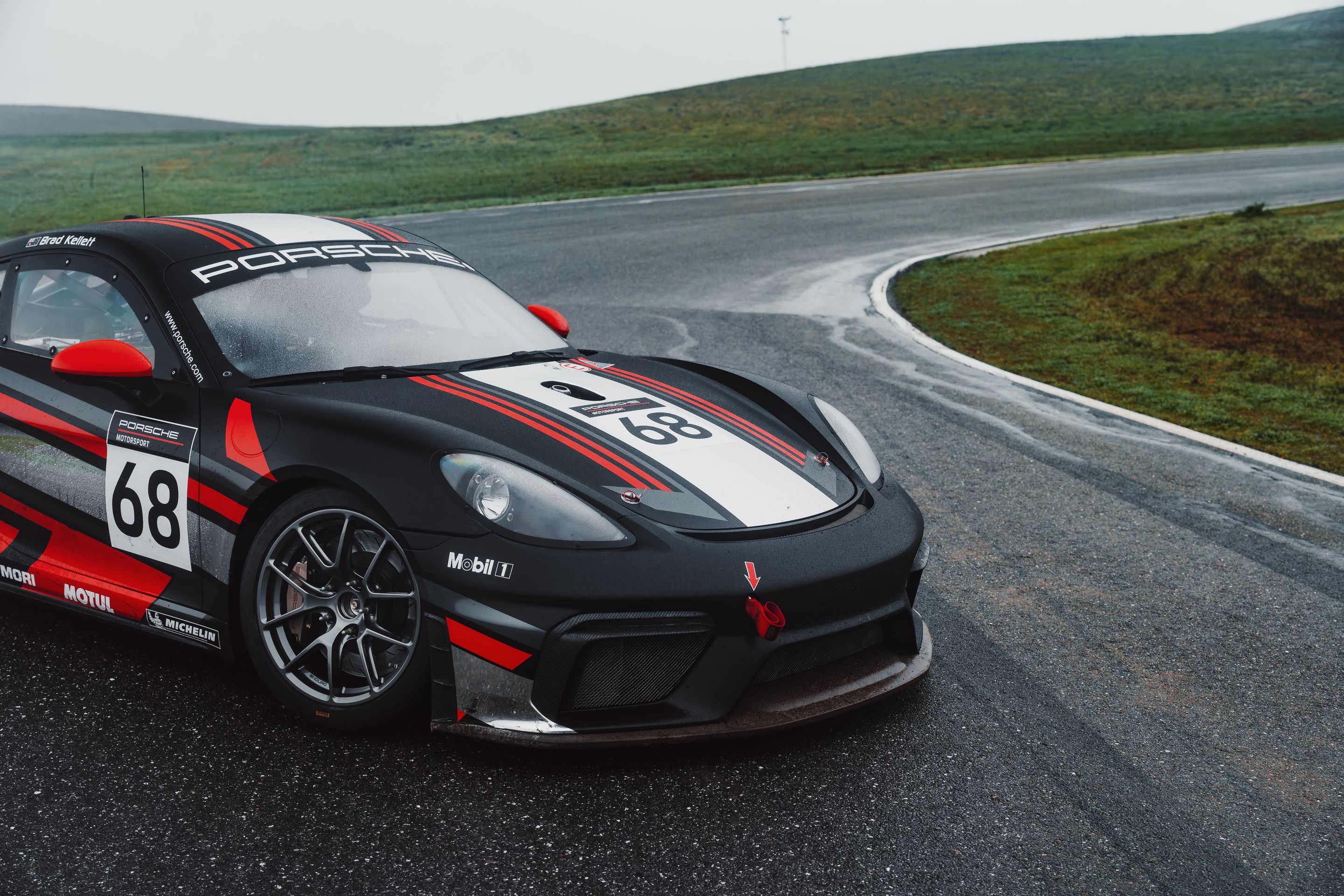 Black Porsche 718 Cayman GT4 Clubsport with 18" VS-5RE Apex wheels in Anthracite
