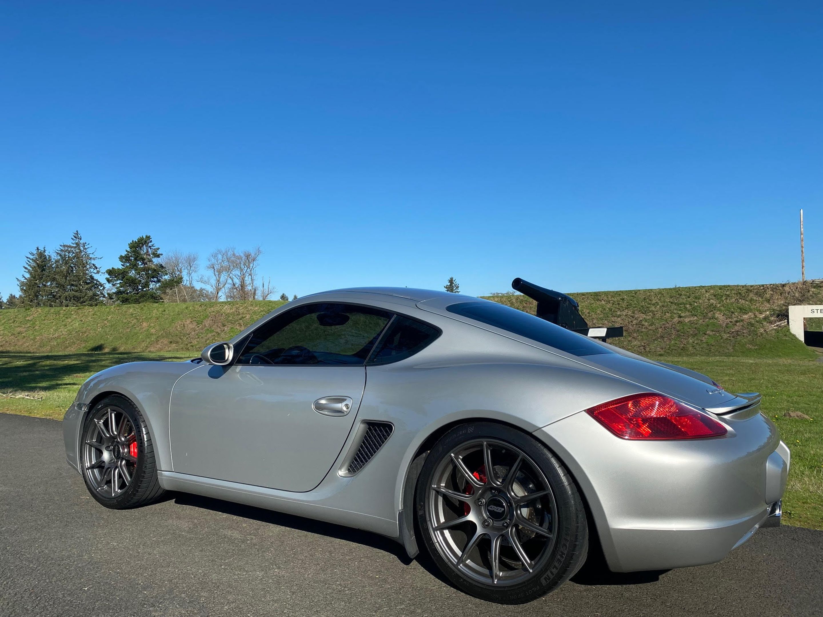 Silver Porsche 987 Cayman S with 19" SM-10 Apex wheels in Anthracite