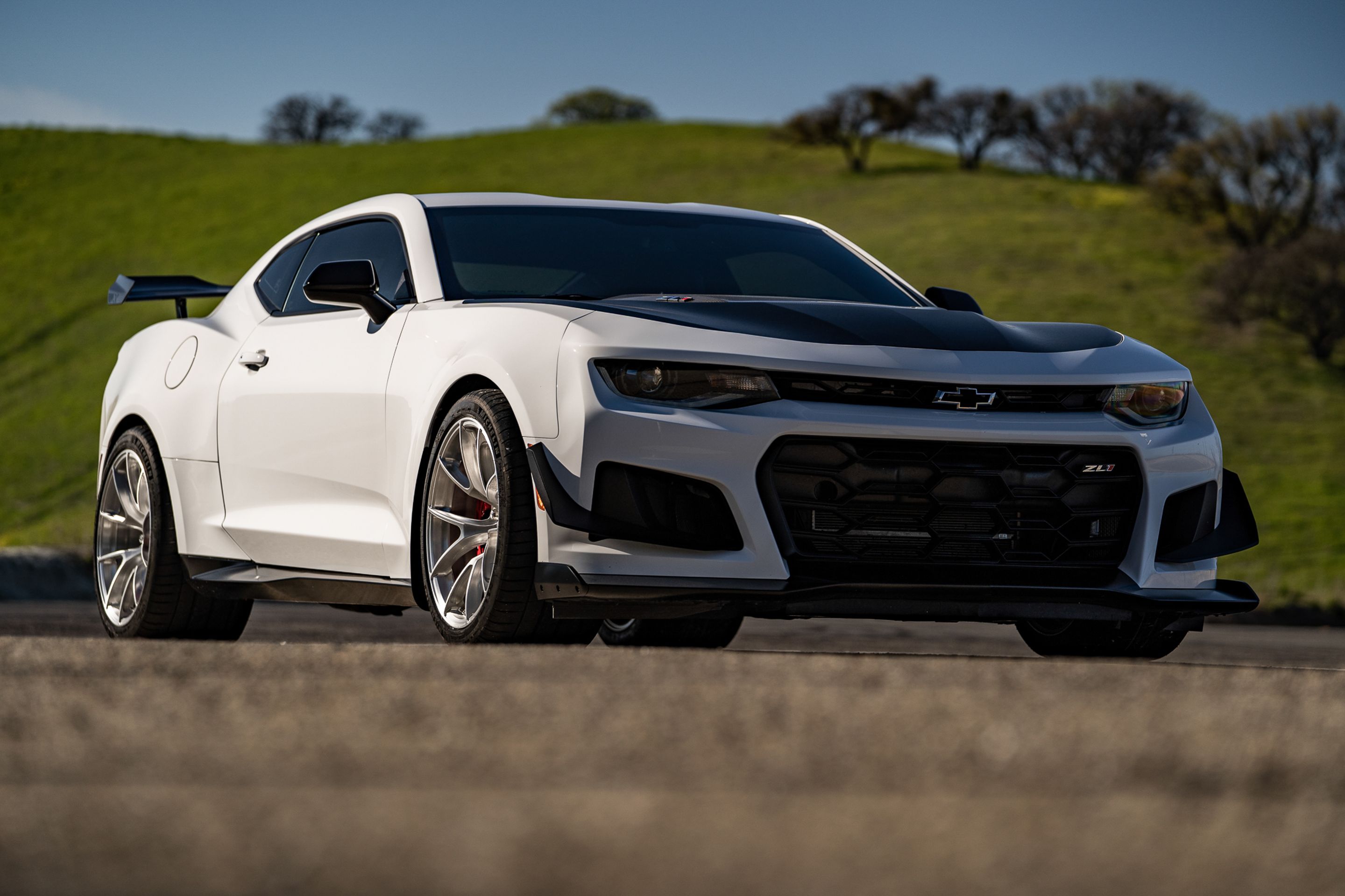 White Chevrolet 6th Gen Camaro ZL1 1LE with 19" VS-5RS Apex wheels in Brushed Clear