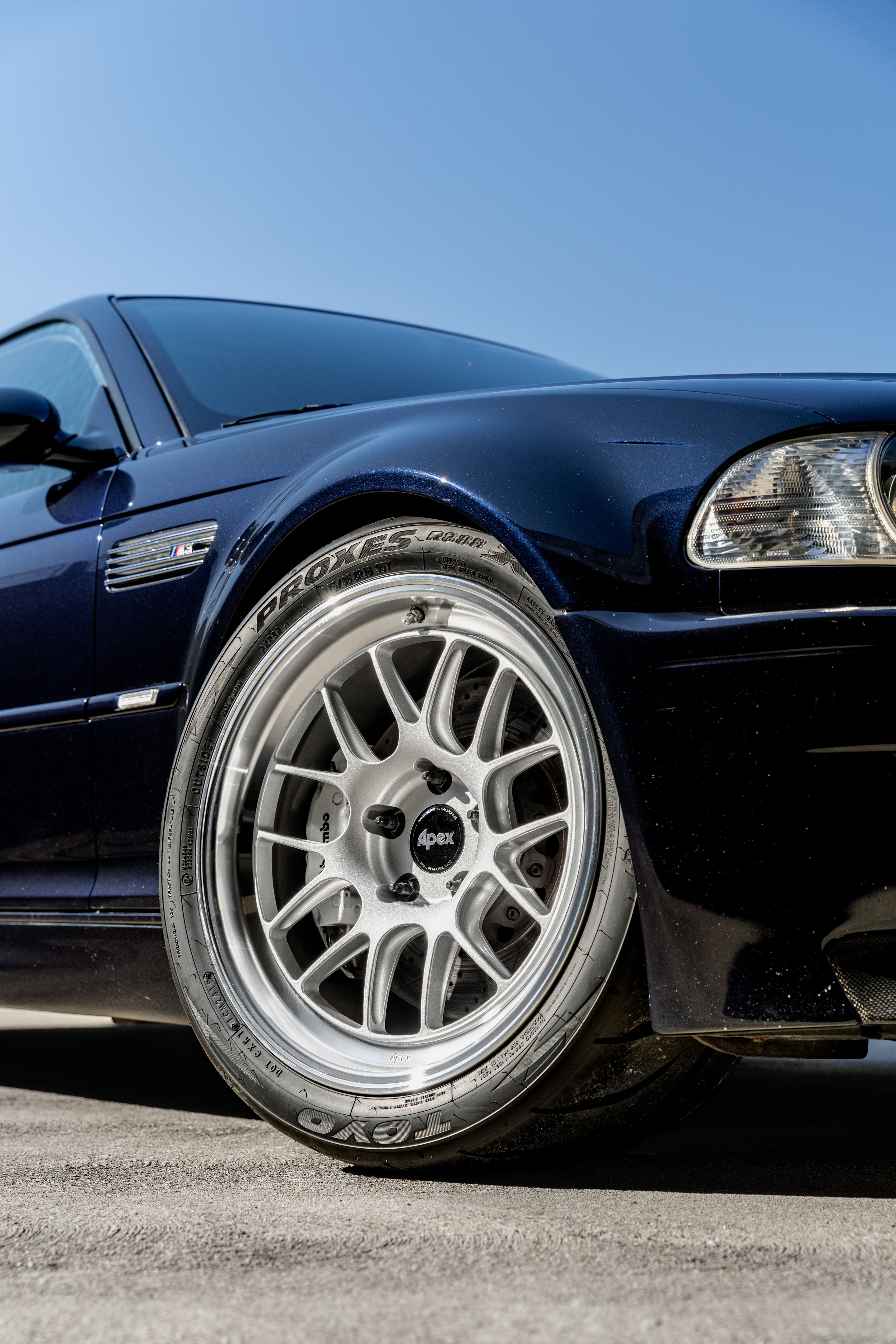 Black BMW E46 M3 with 18" ML-7RT Apex wheels in Machined Lip Race Silver