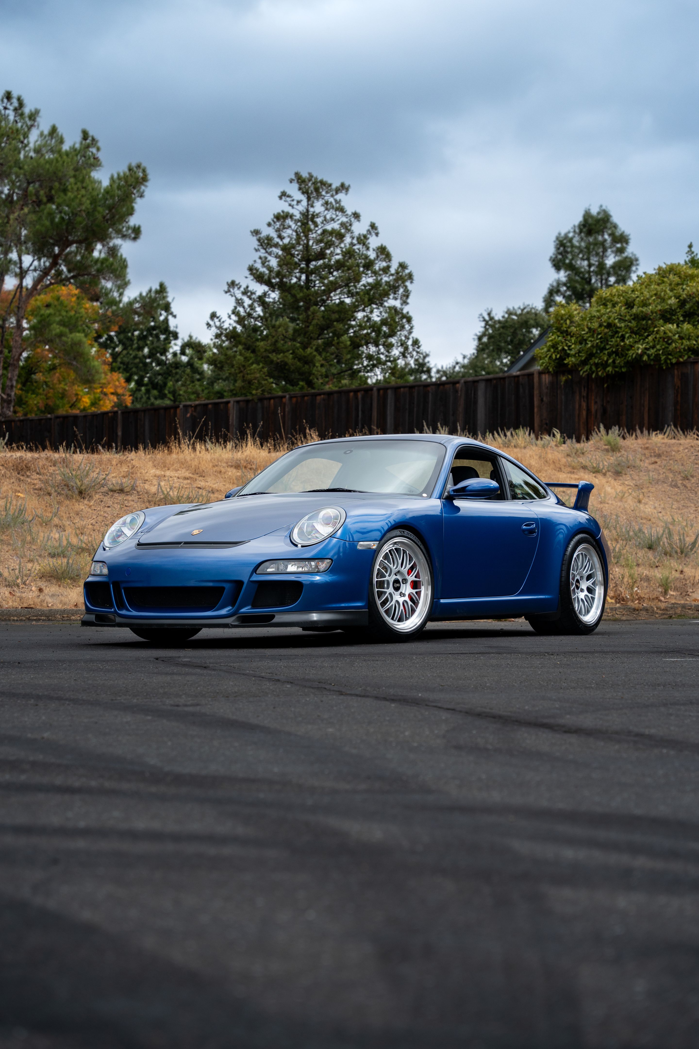 Blue Porsche 911 997 GT3 with 19" ML-10RT Apex wheels in Machined Lip Race Silver