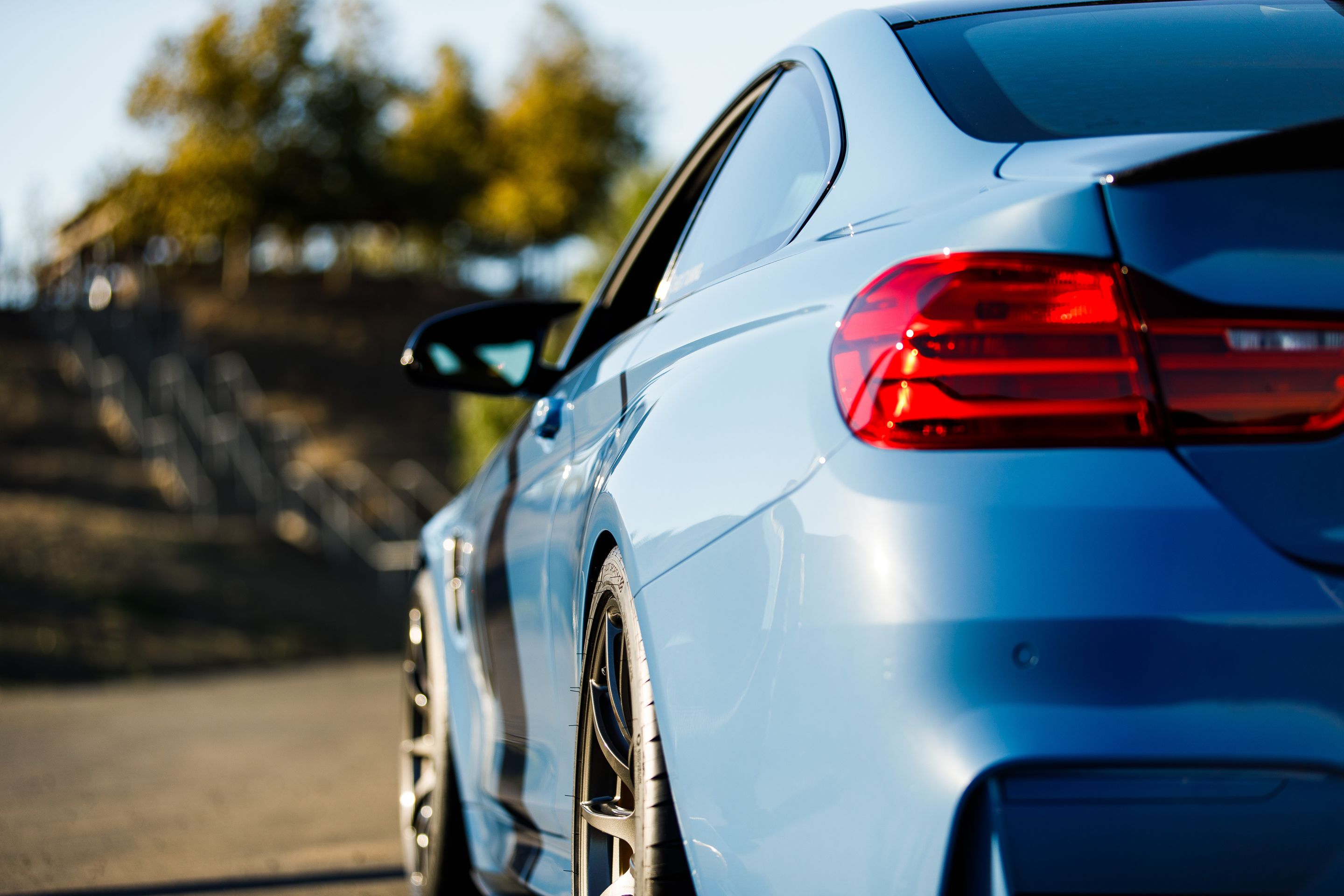Blue BMW F82 Coupe M4 with 19" SM-10 Apex wheels in Anthracite
