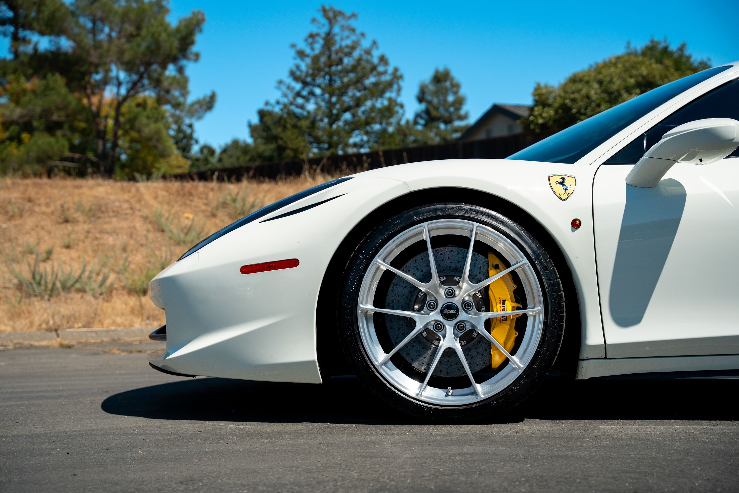 White Ferrari 458 Italia with 20" VS-5RS Apex wheels in Brushed Clear