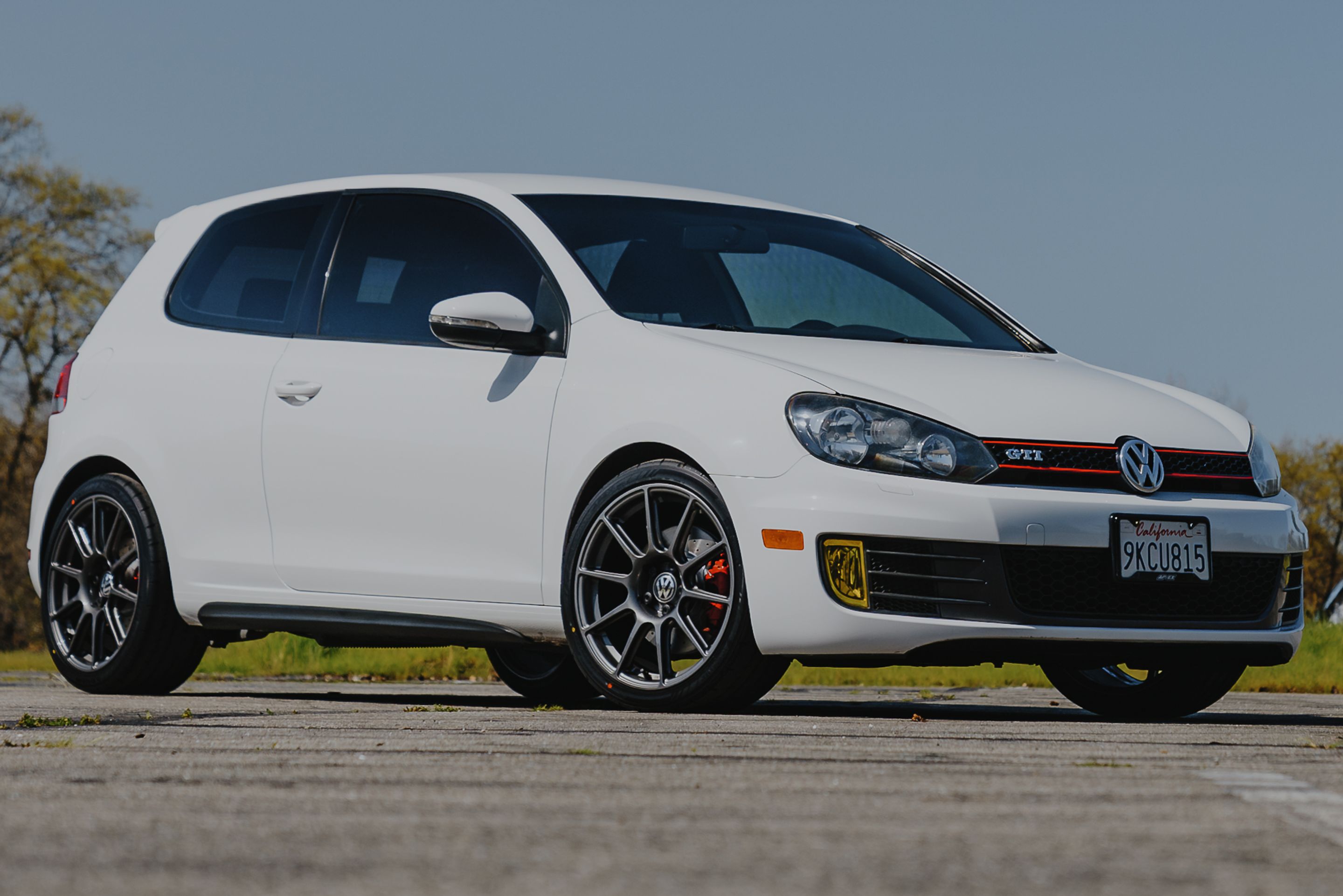 White VW MK6 GTI with 18" SM-10 Apex wheels in Anthracite