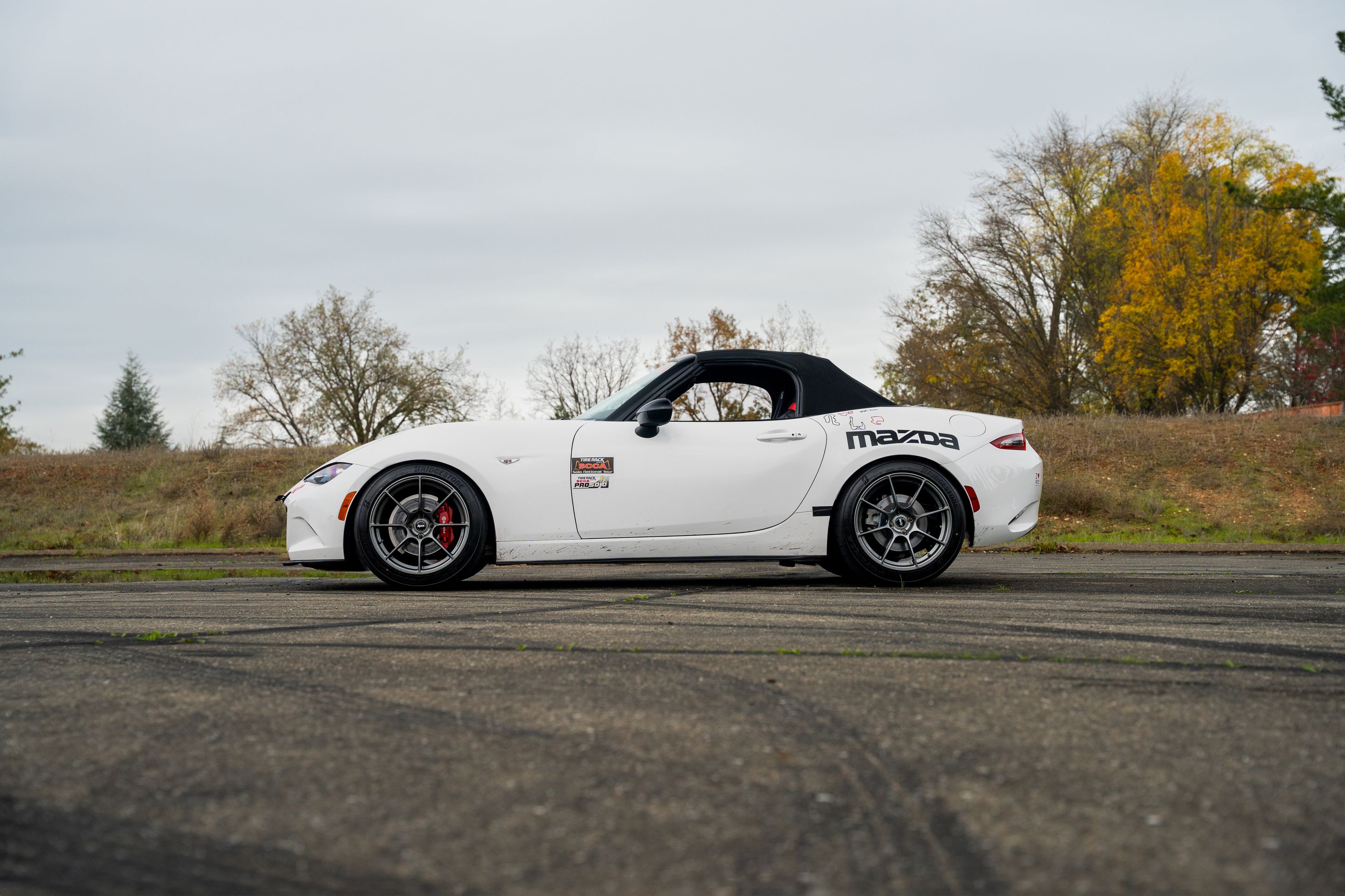 White Mazda ND MX-5 Miata with 17" SM-8RS Apex wheels in Anthracite