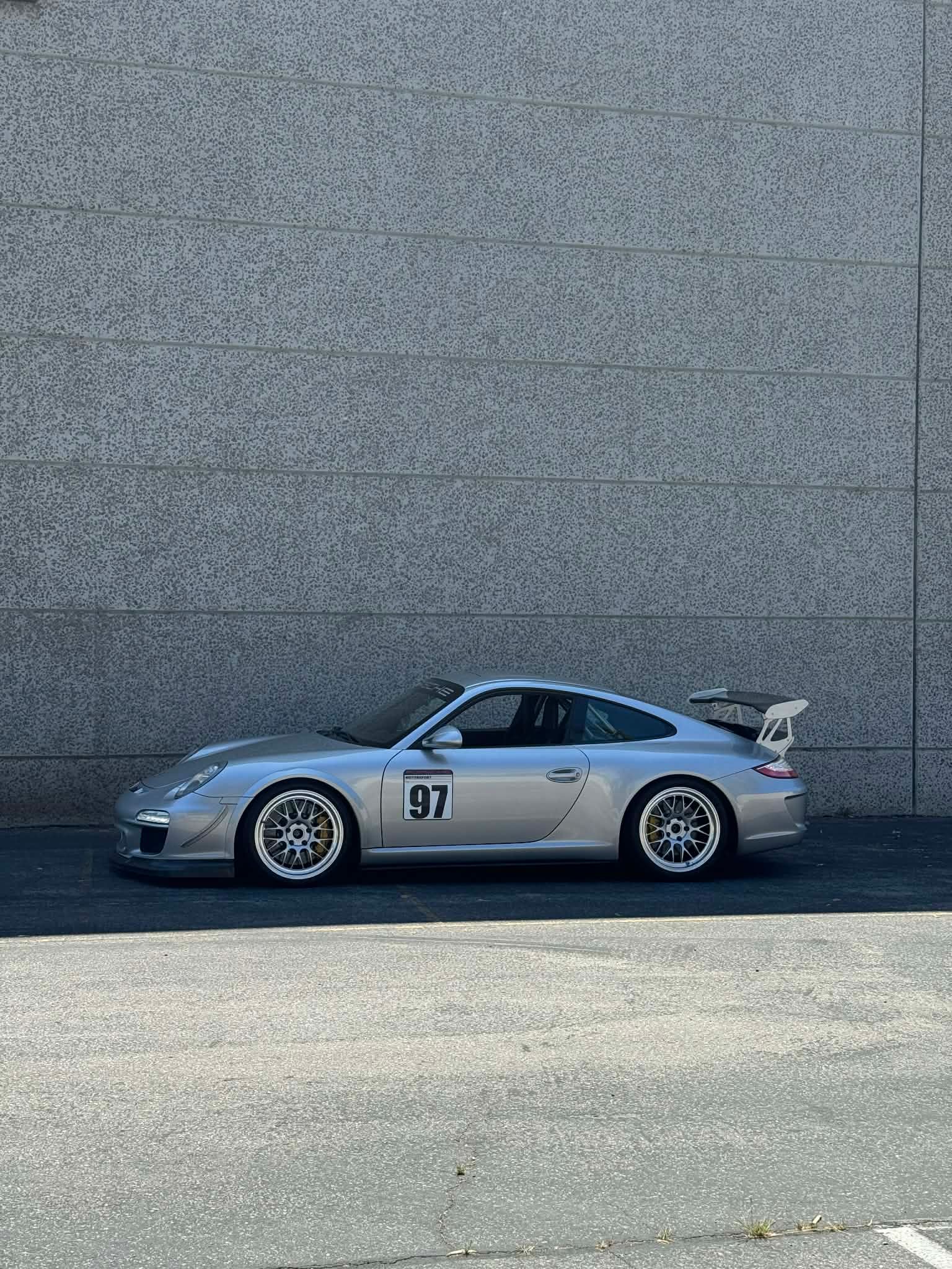 Silver Porsche 911 997 GT3 with 19" ML-10RT Apex wheels in Machined Lip Race Silver