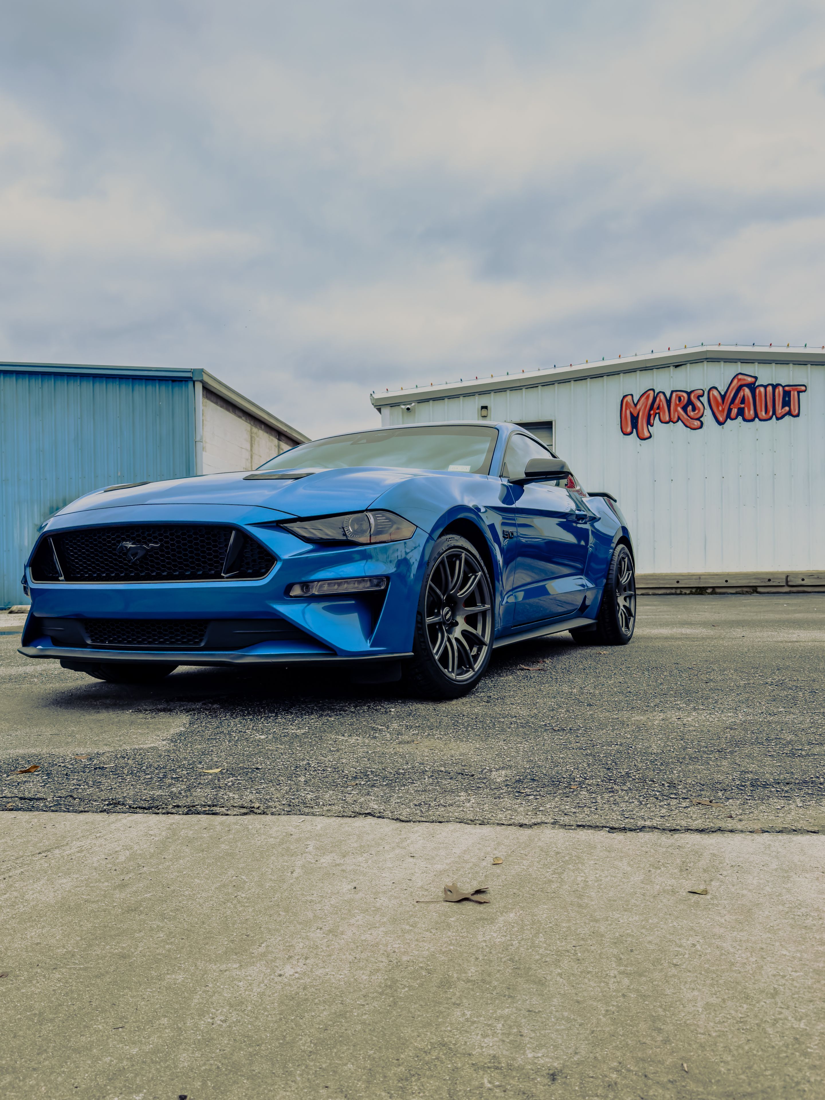 Blue Ford S550 Mustang GT with 19" SM-10 Apex wheels in Anthracite