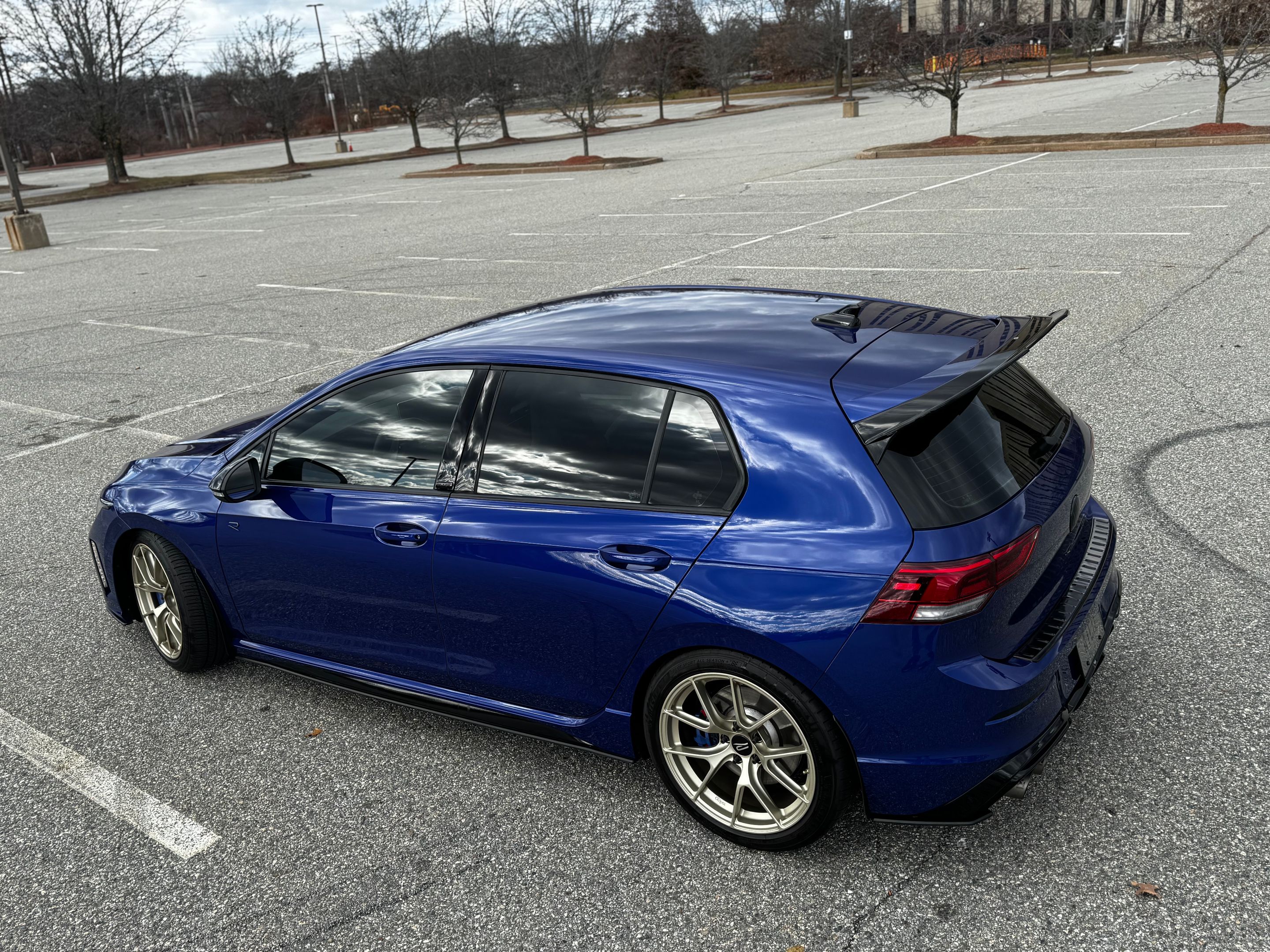 Blue VW MK8 Golf R with 18" VS-5RS Apex wheels in Motorsport Gold