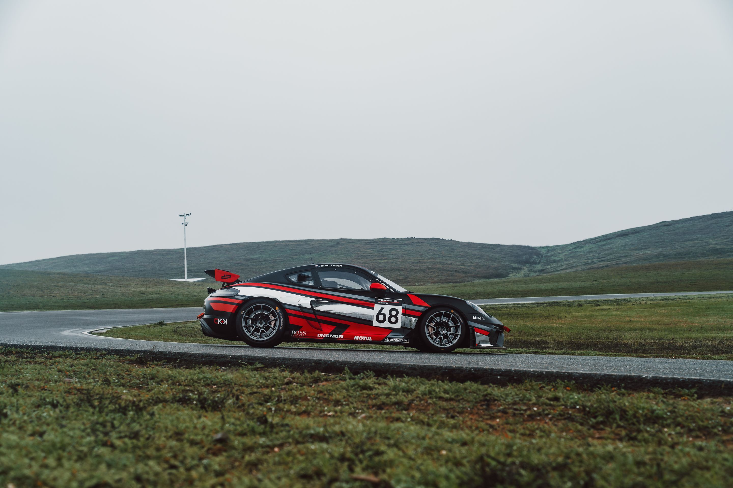 Black Porsche 718 Cayman GT4 Clubsport with 18" VS-5RE Apex wheels in Anthracite