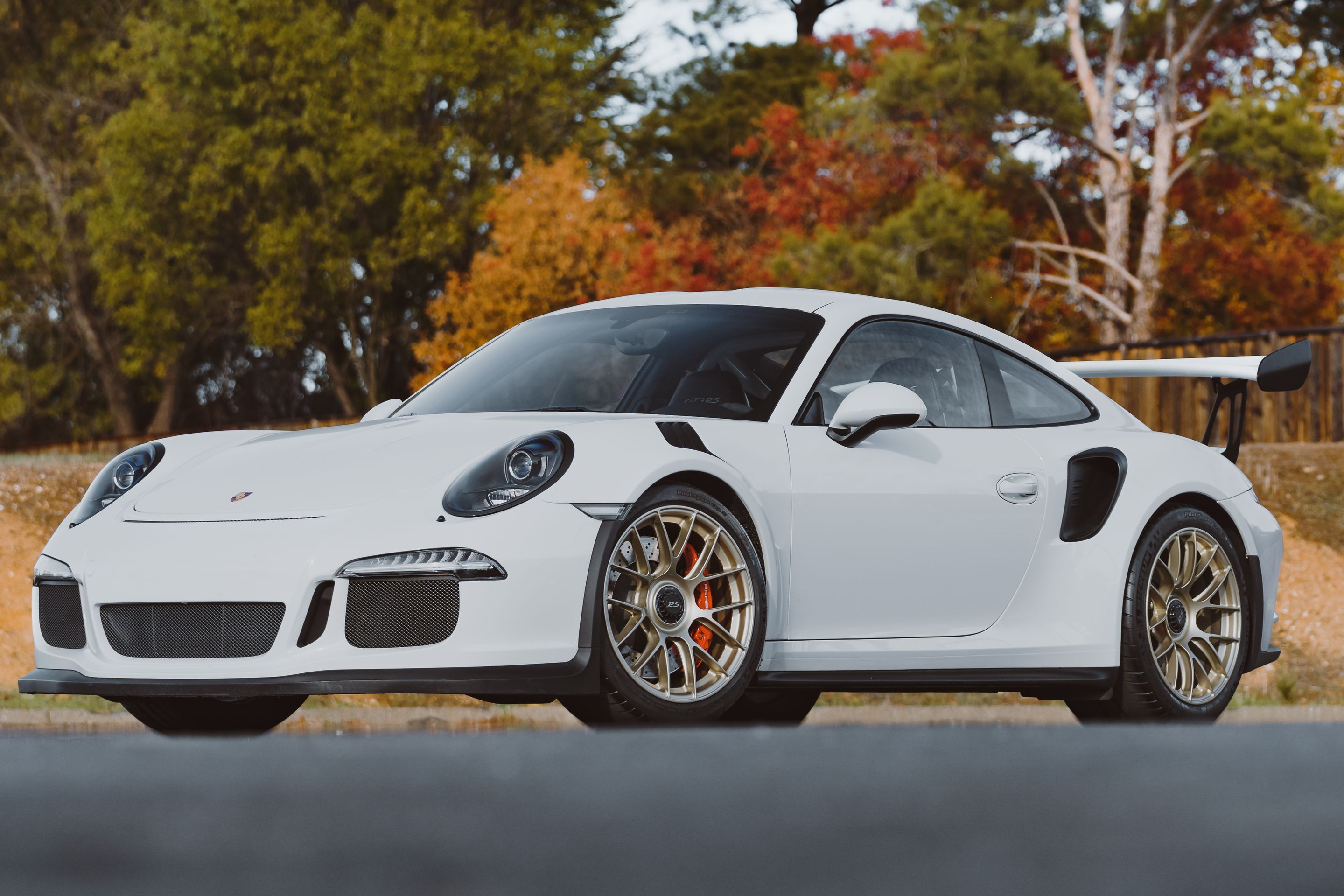 White Porsche 911 991.1 GT3 RS with 19" EC-7RS Apex wheels in Motorsport Gold