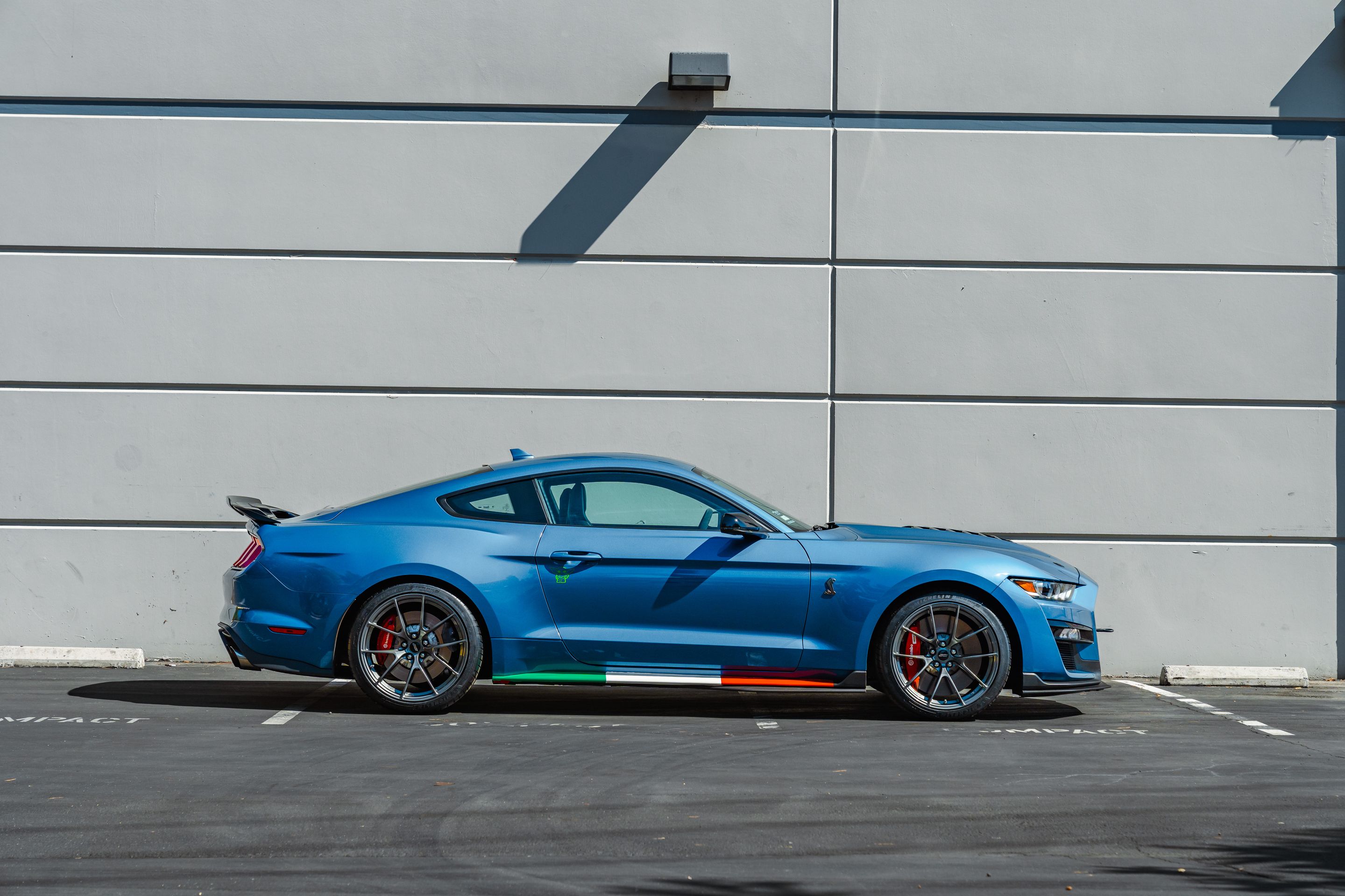 Blue Ford S550 Mustang GT500 with 20" VS-5RS Apex wheels in Anthracite