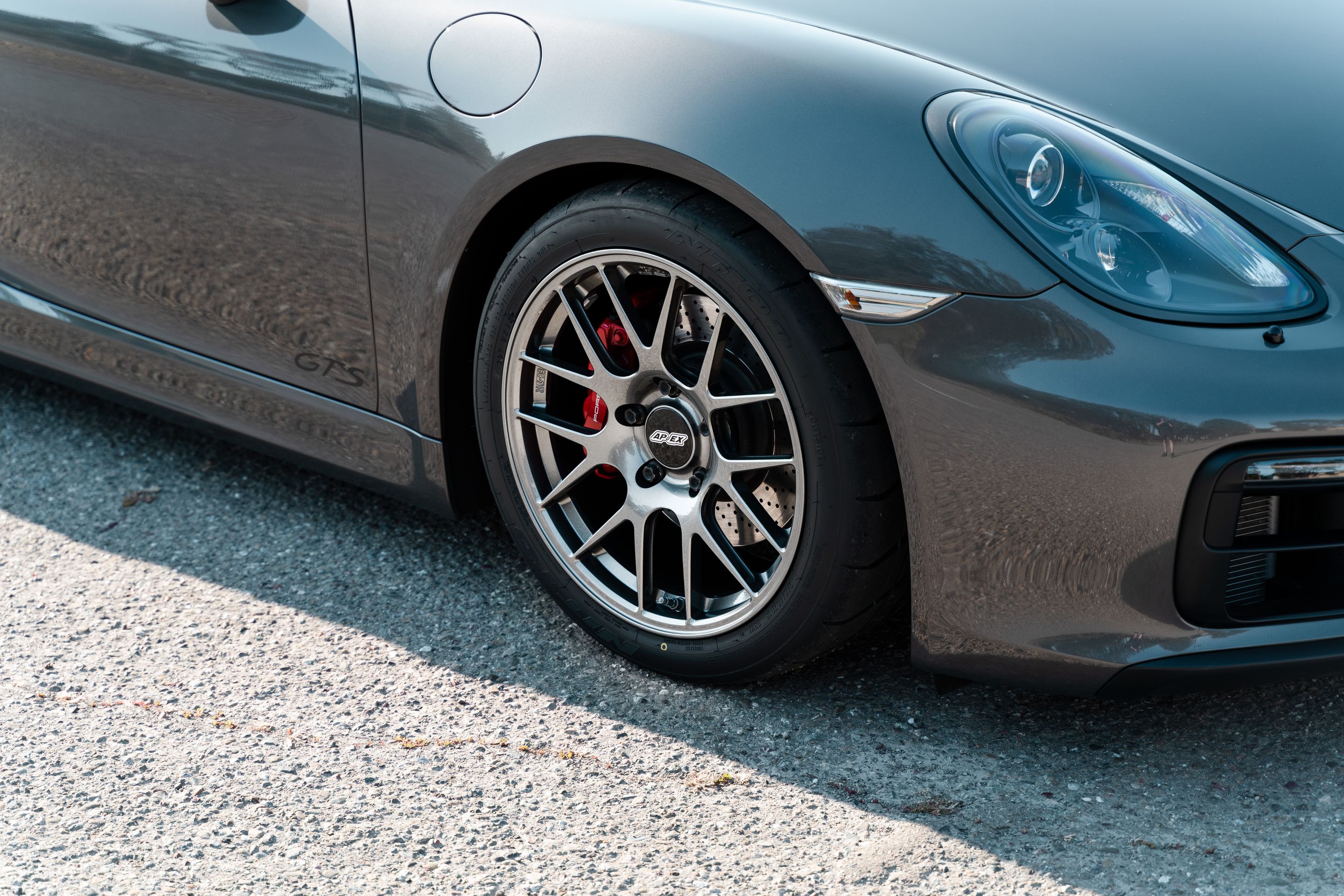 Grey Porsche 981 Cayman GTS with 18" EC-7R Apex wheels in Anthracite
