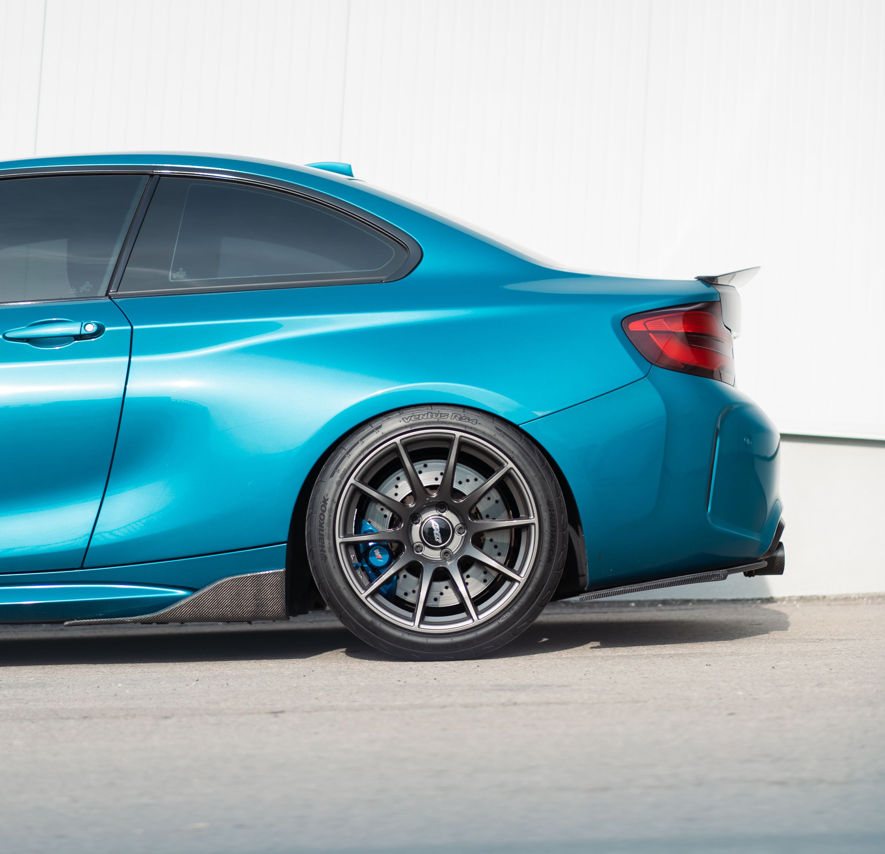 Blue BMW F87 M2 with 18" SM-10 Apex wheels in Anthracite