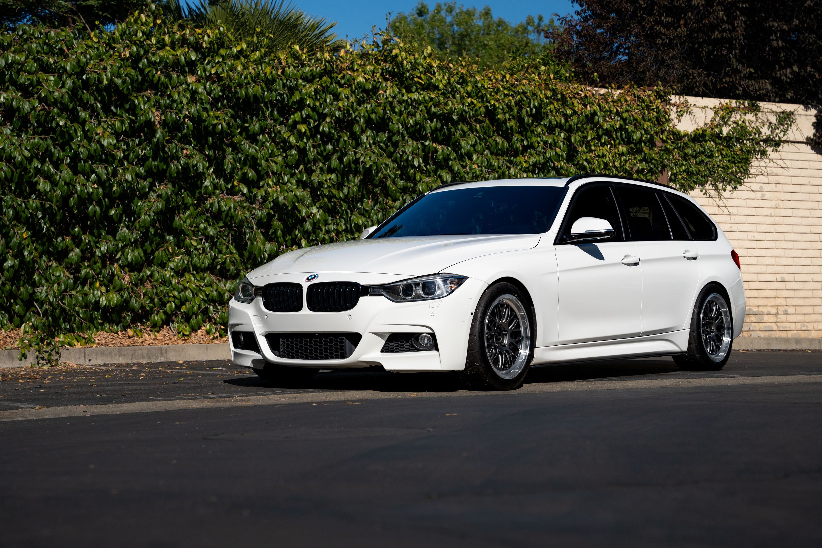 White BMW F31 Wagon 3 Series with 18" ML-10RT Apex wheels in Machined Lip Anthracite