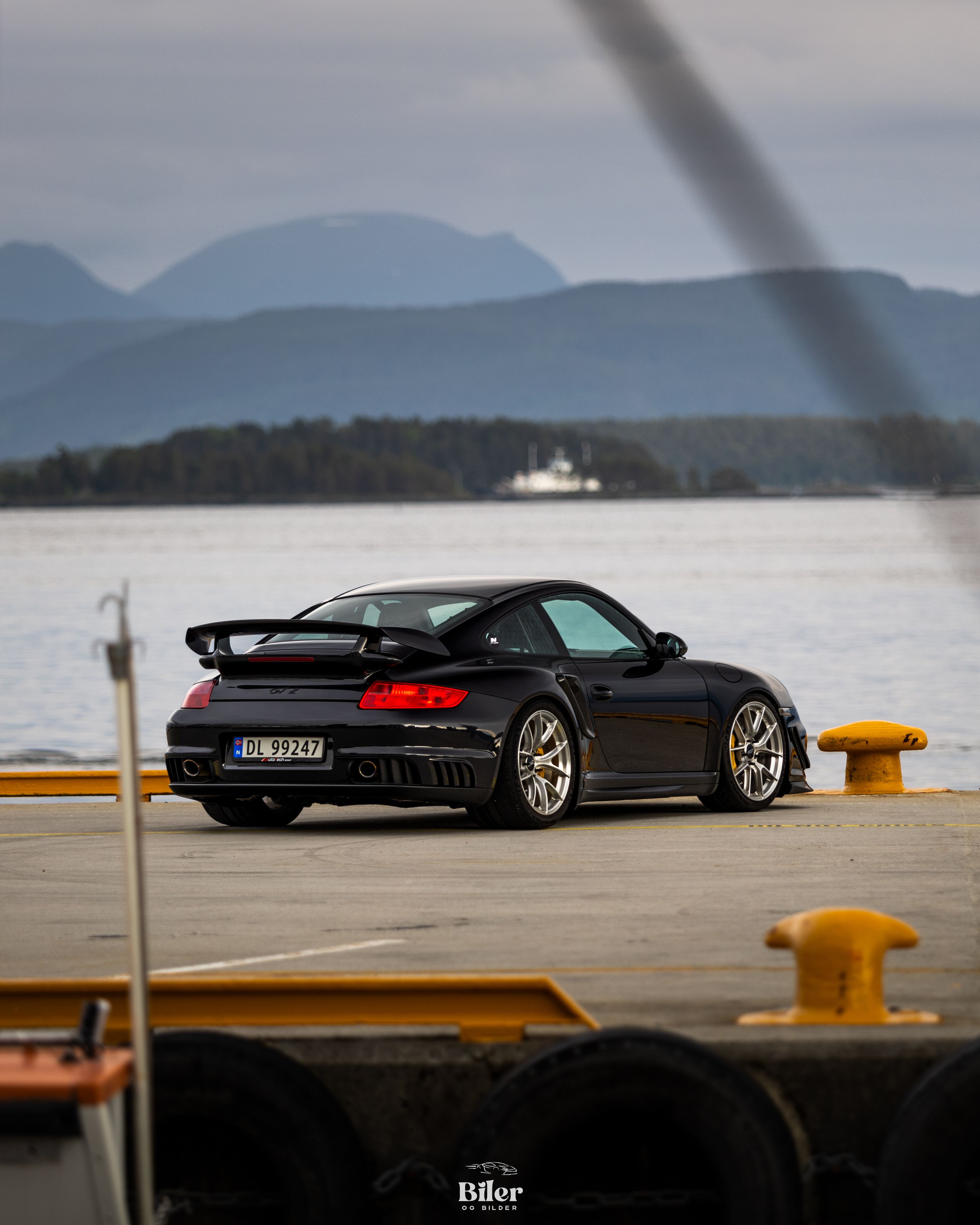 Black Porsche 911 997 GT2 with 19" VS-5RS Apex wheels in Brushed Clear