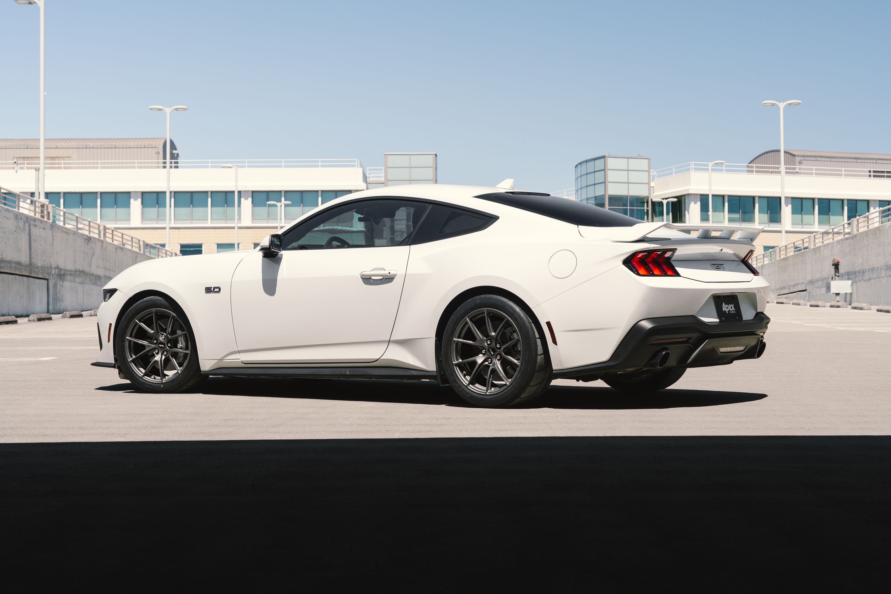 White Ford S650 Mustang GT with 18" VS-5 Apex wheels in Anthracite