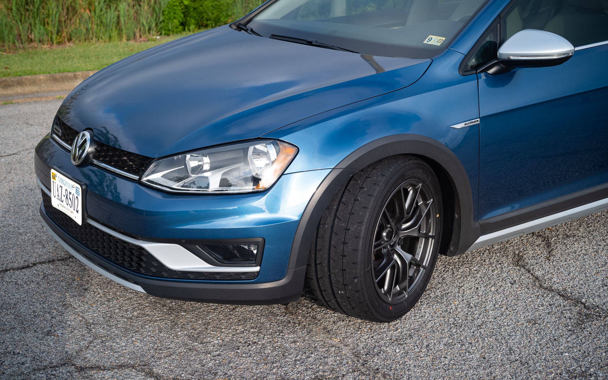 Blue VW MK7 Alltrack/SportWagen Alltrack with 17" VS-5RS Apex wheels in Anthracite