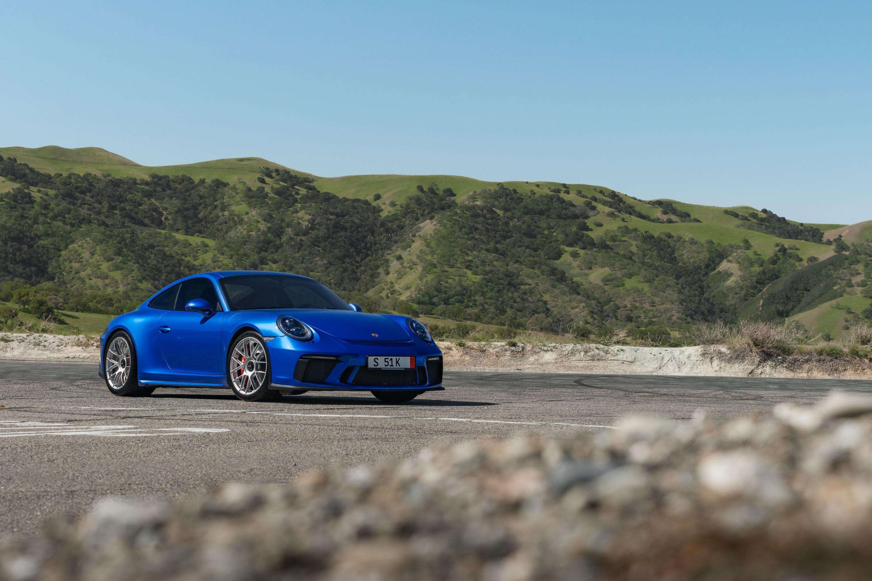 Blue Porsche 911 991.2 GT3 Touring with 19" EC-7RS Apex wheels in Race Silver