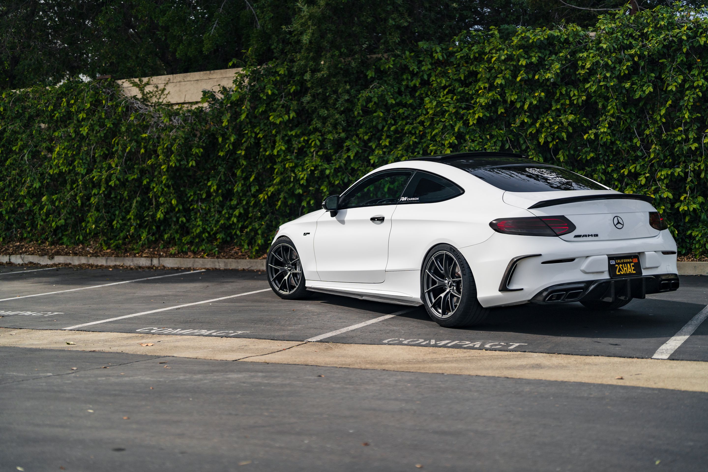White Mercedes-Benz BR205 C-Class AMG with 19" VS-5RS Apex wheels in Anthracite