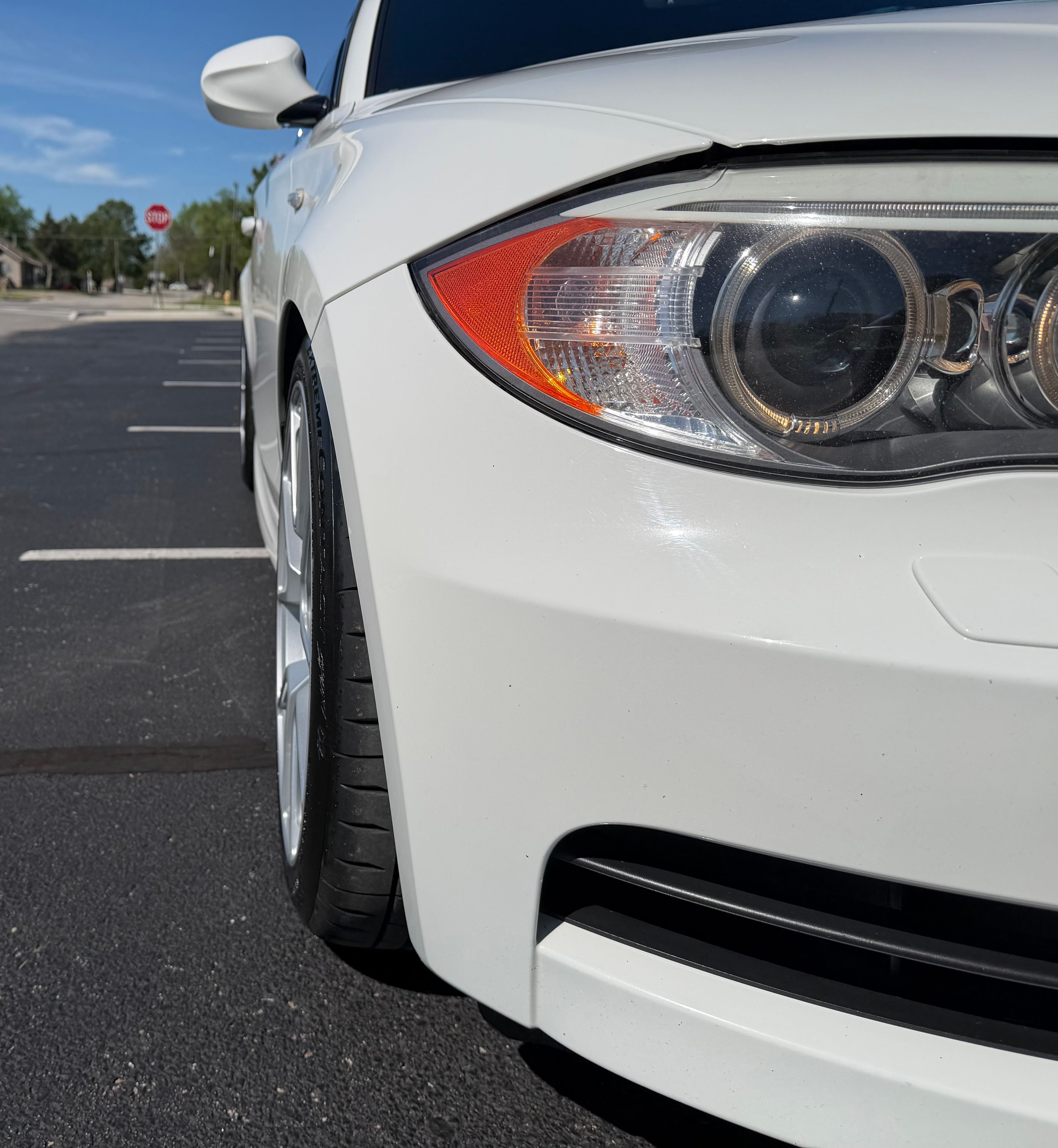 White BMW E82 Coupe 1 Series with 18" VS-5 Apex wheels in Race Silver