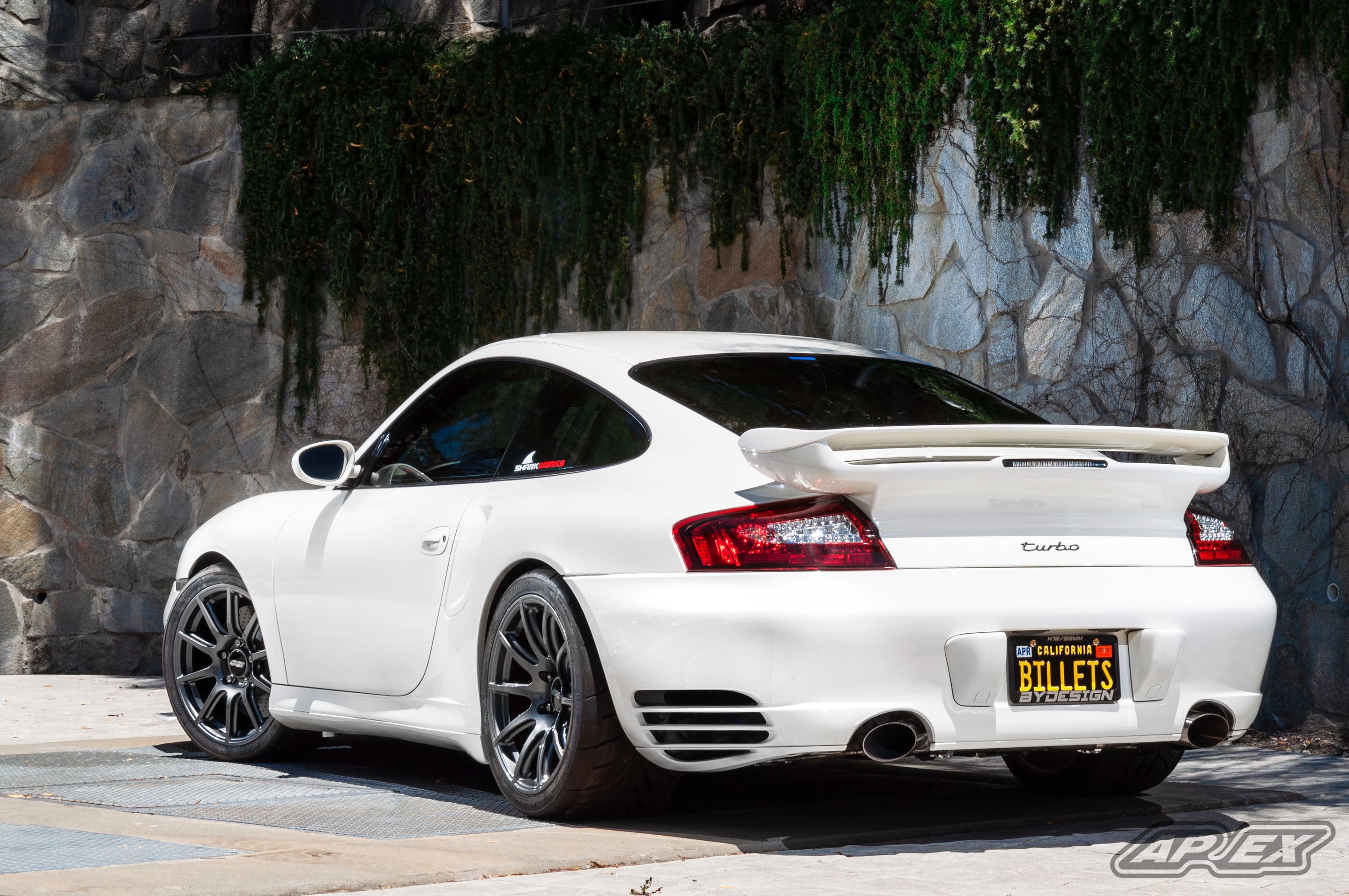 White Porsche 911 996 Turbo with 18" SM-10 Apex wheels in Anthracite