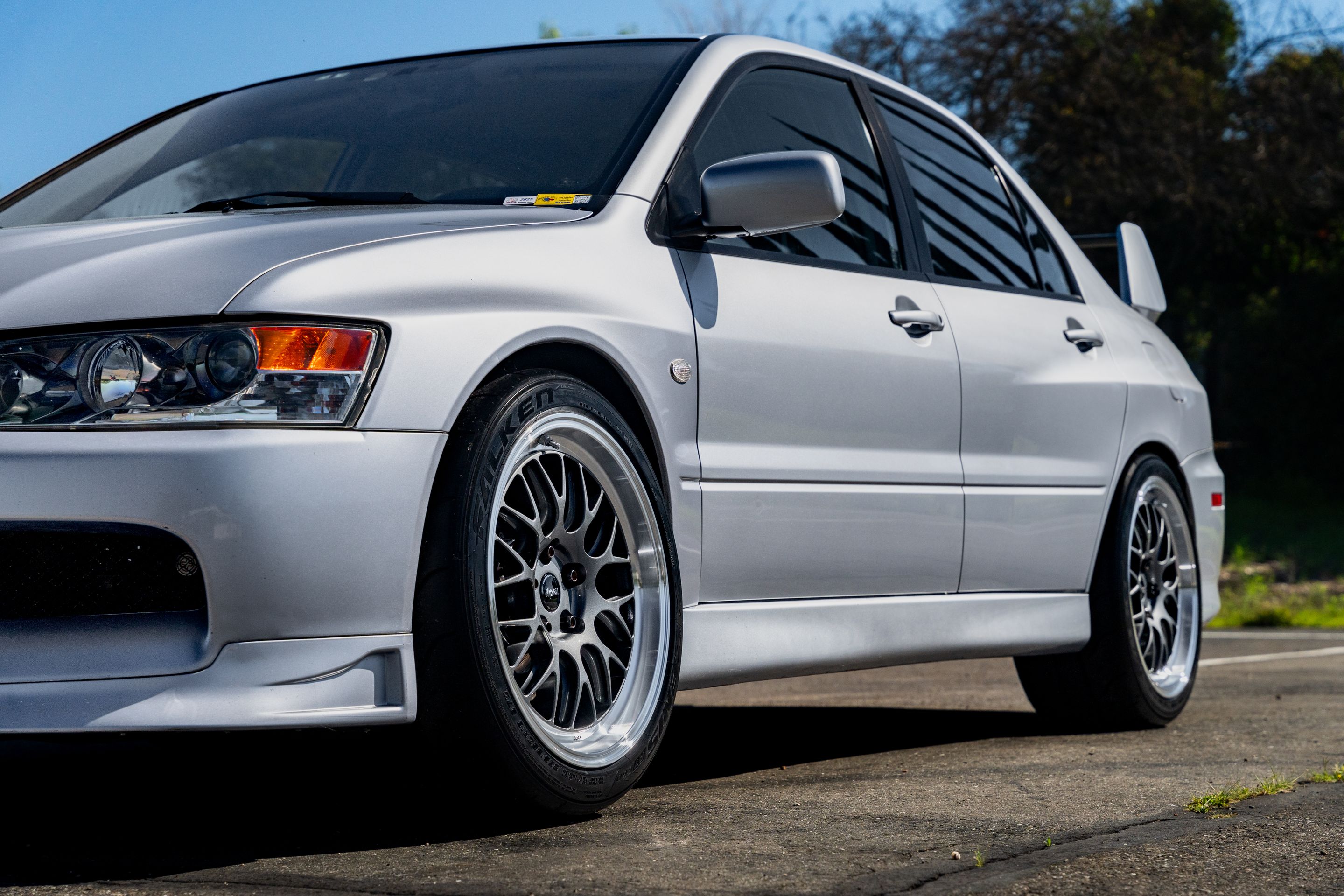 Silver Mitsubishi Lancer Evolution IX with 18" ML-10RT Apex wheels in Machined Lip Anthracite