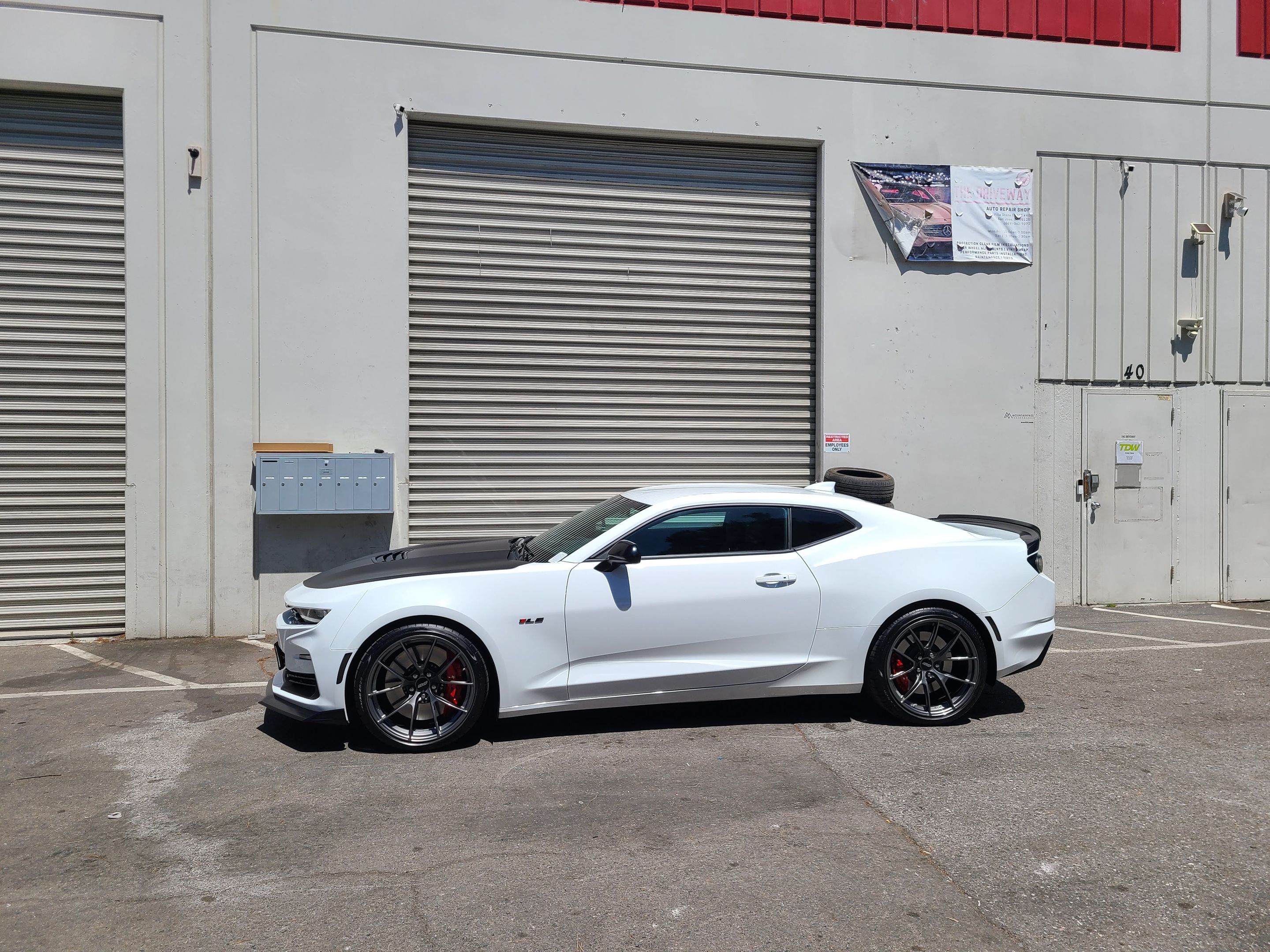 White Chevrolet 6th Gen Camaro SS 1LE with 20" VS-5RS Apex wheels in Anthracite