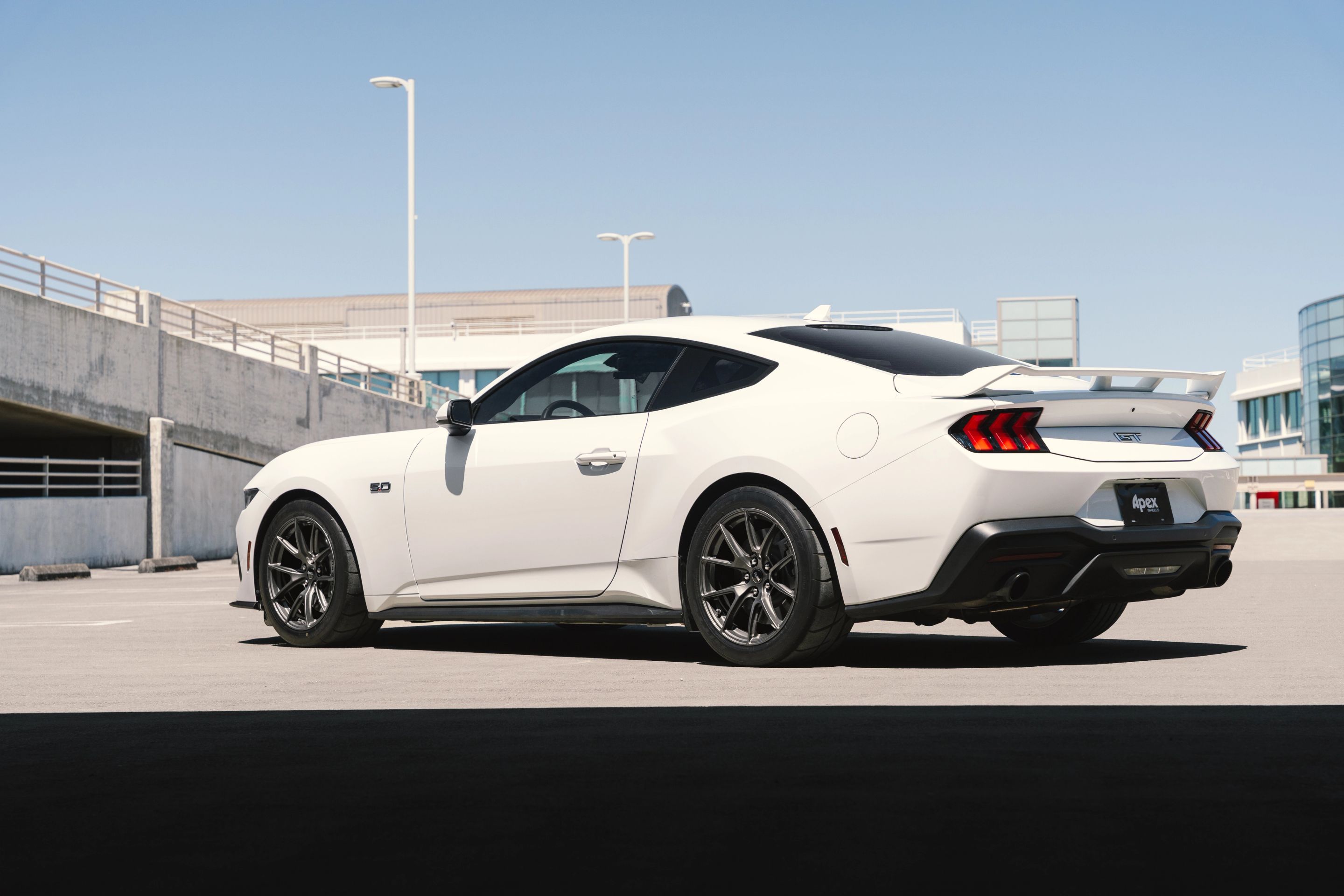 White Ford S650 Mustang GT with 18" VS-5 Apex wheels in Anthracite