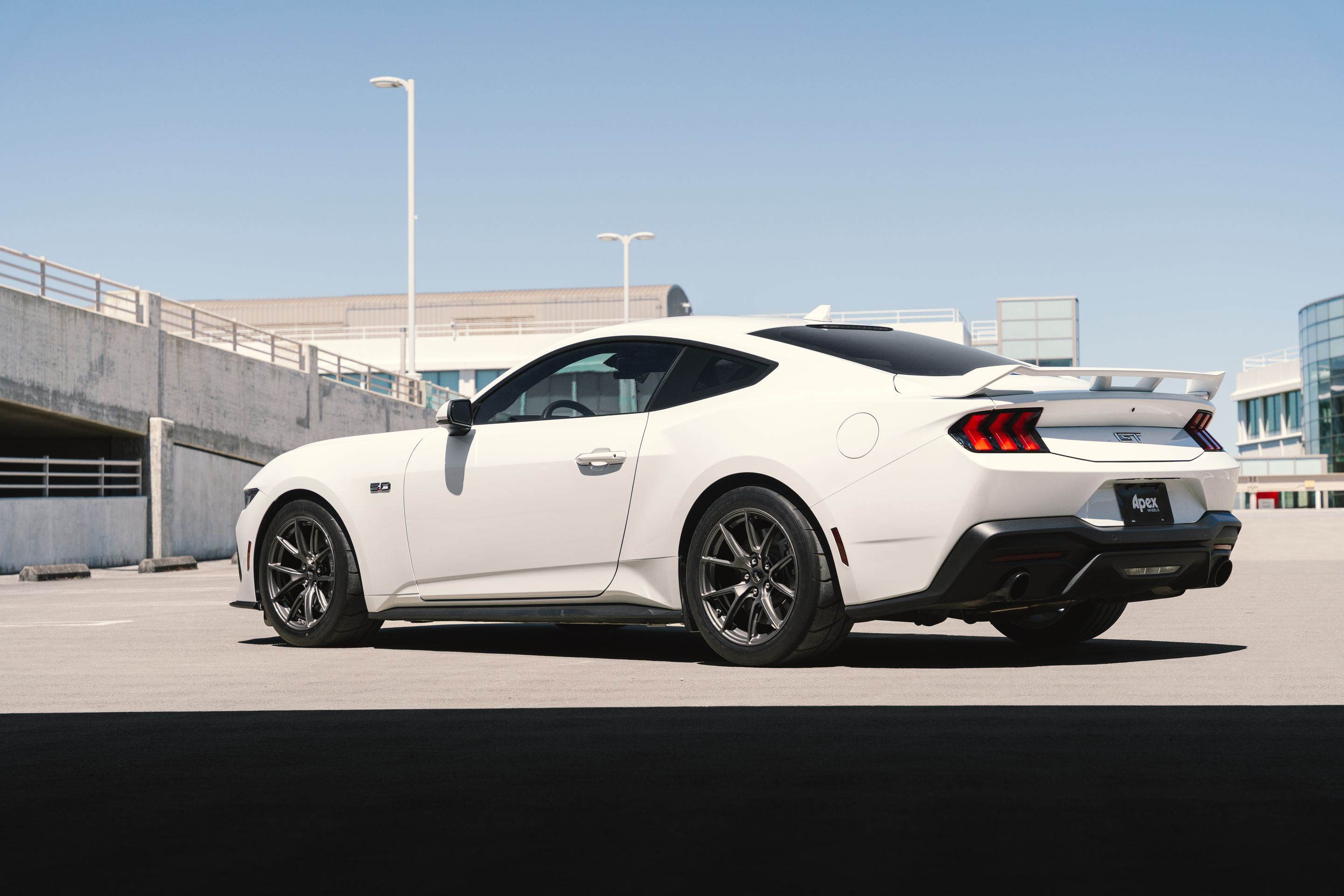 White Ford S650 Mustang GT with 18" VS-5 Apex wheels in Anthracite