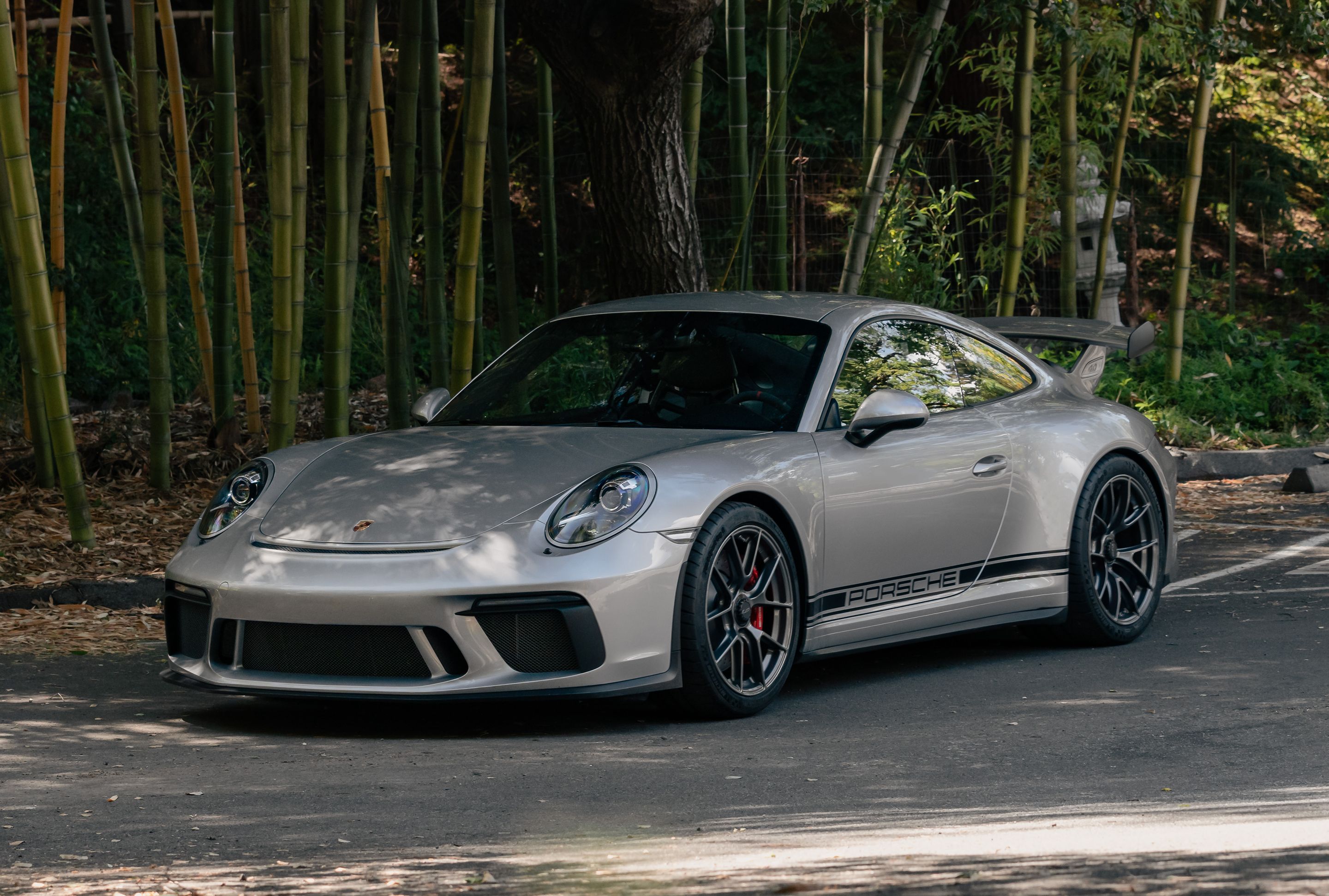 Silver Porsche 911 991.2 GT3 with 19" VS-5RS Apex wheels in Anthracite