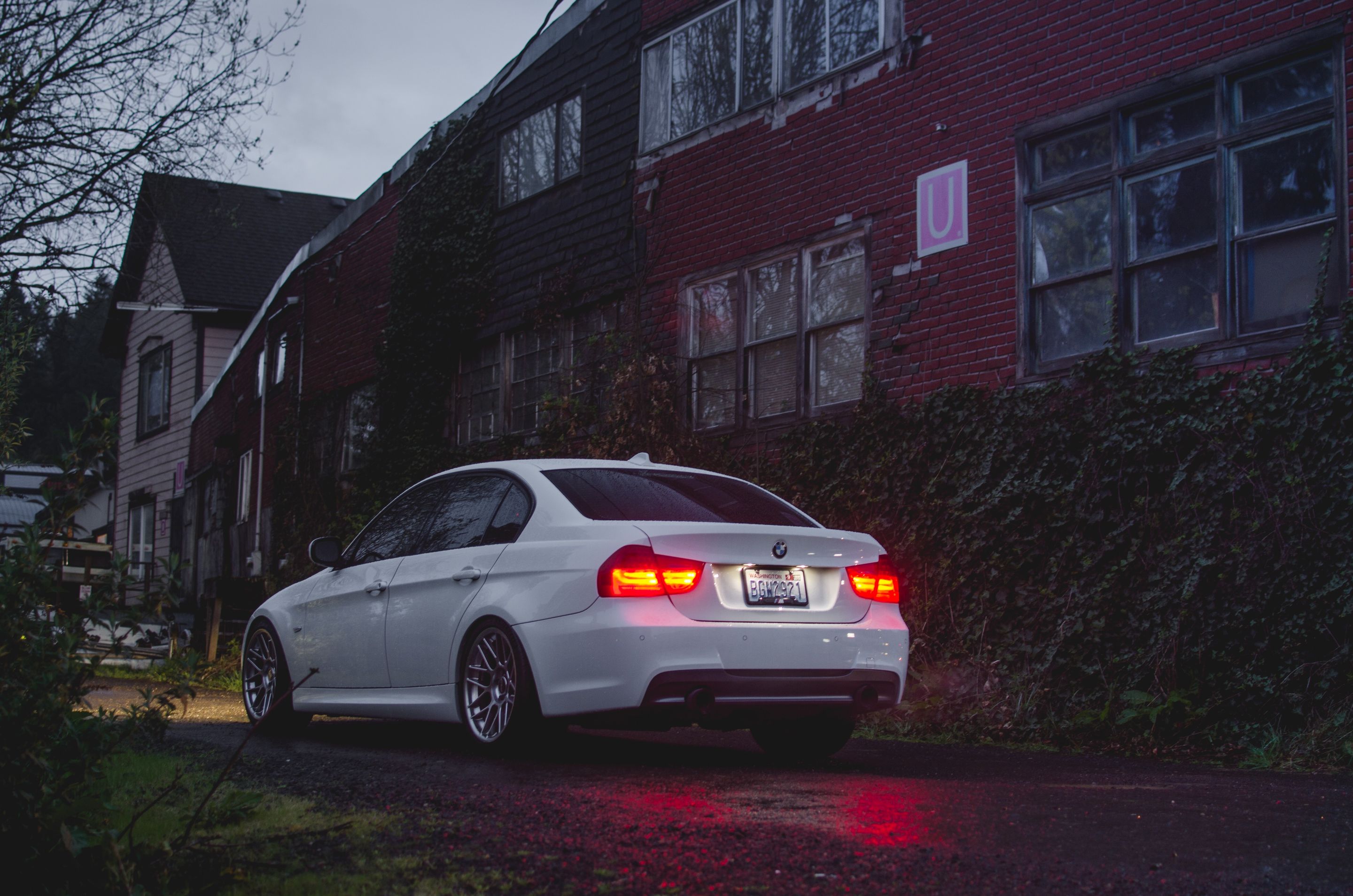 White BMW E90 LCI Sedan 3 Series with 18" ARC-8 Apex wheels in Hyper Black