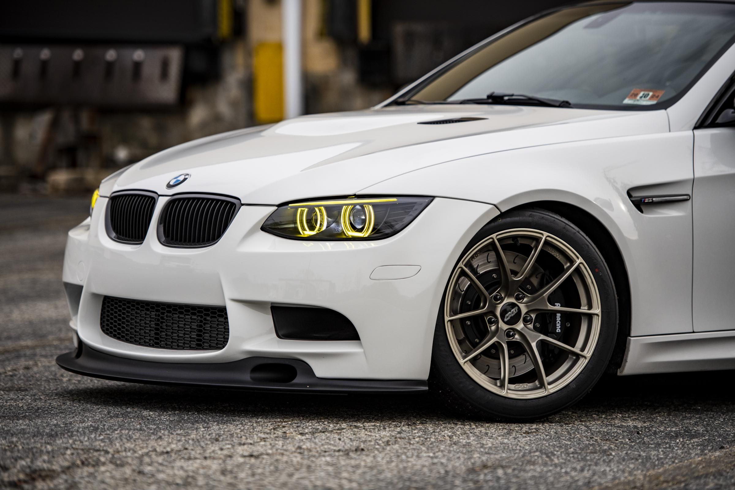 White BMW E92 Coupe M3 with 18" VS-5RS Apex wheels in Motorsport Gold