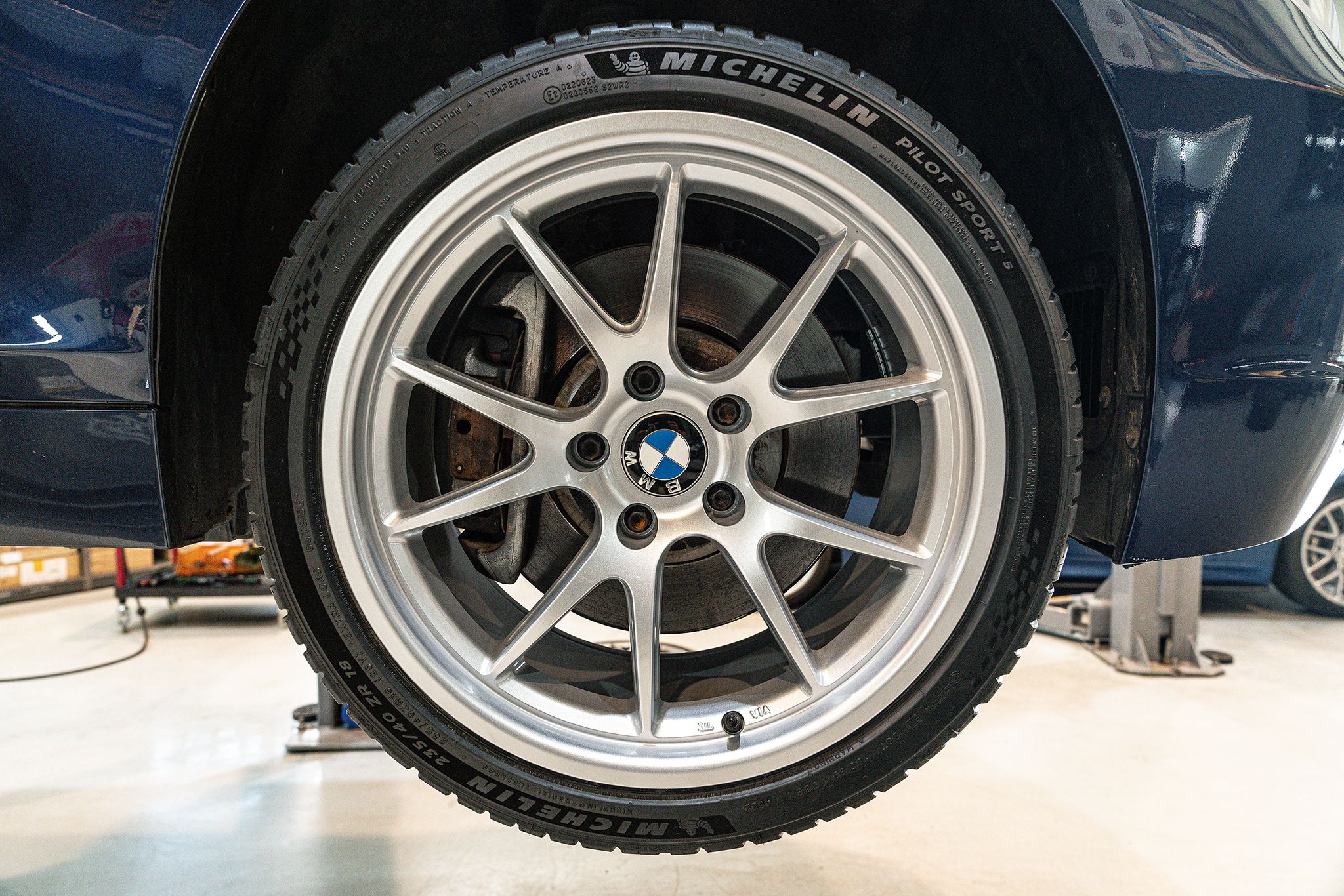 Blue BMW E89 Z4 with 18" FL-5 Apex wheels in Race Silver