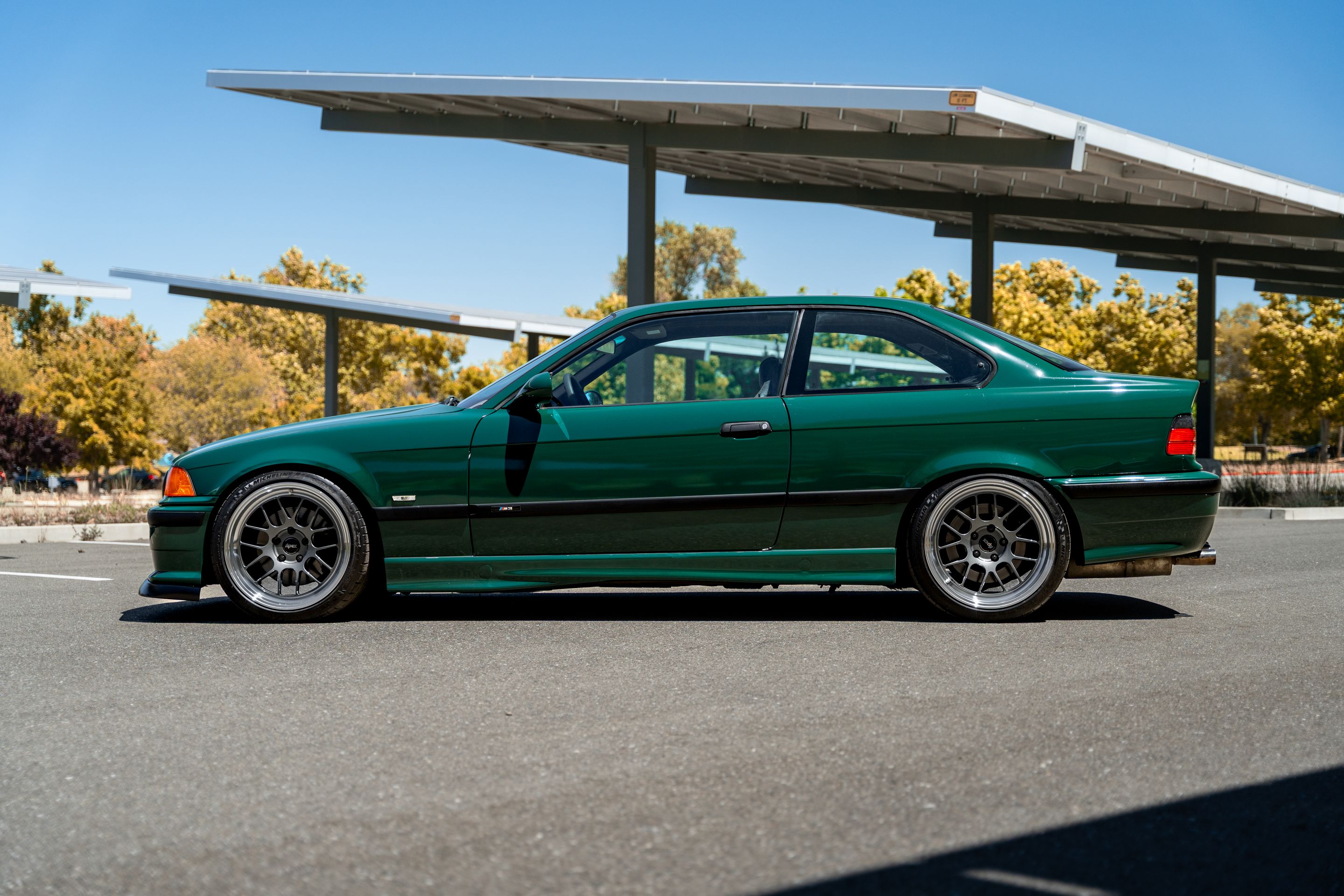 Green BMW E36 M3 with 18" ML-7RT Apex wheels in Machined Lip Anthracite