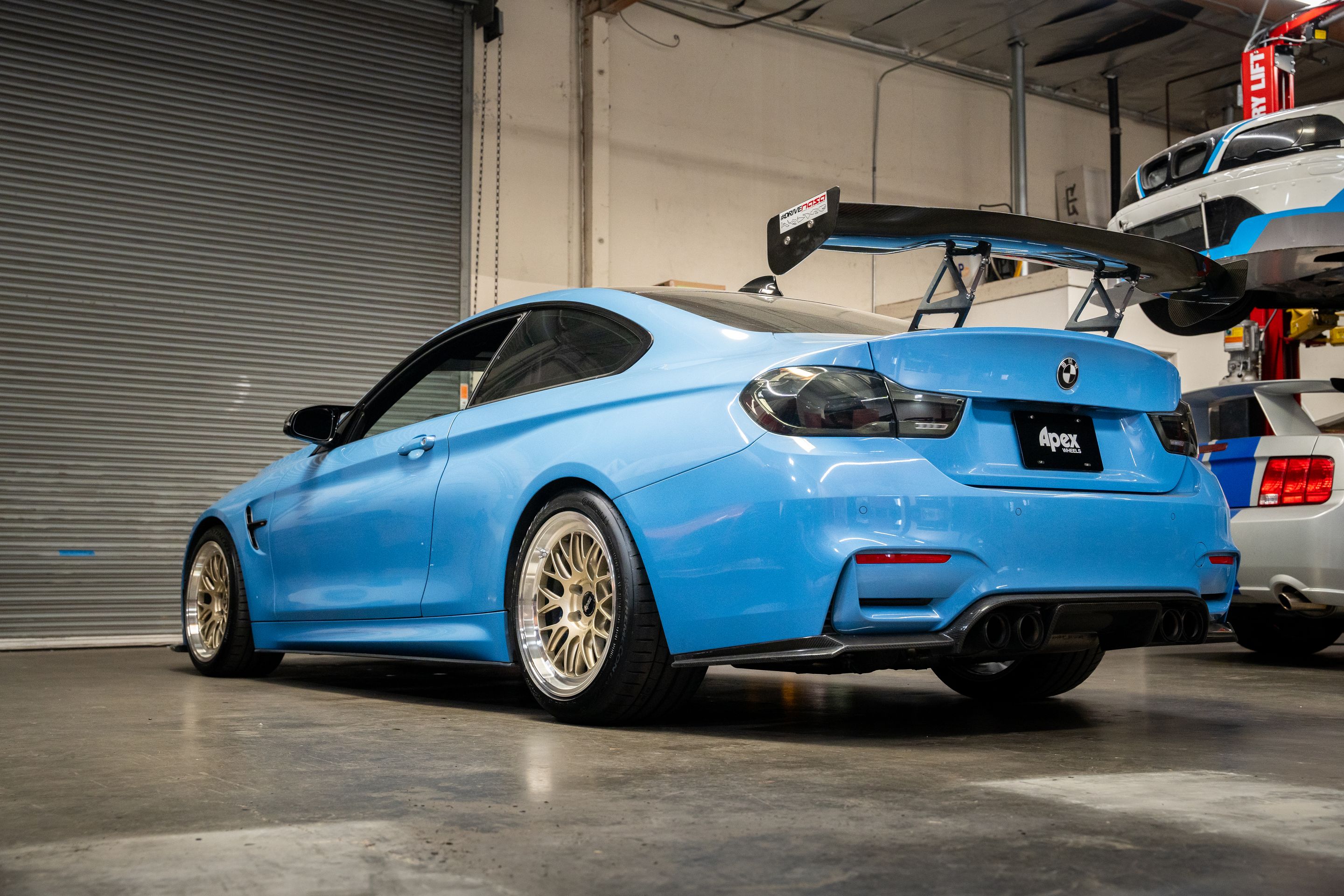 Blue BMW F82 Coupe M4 with 18" ML-10RT Apex wheels in Machined Lip Gloss Motorsport Gold