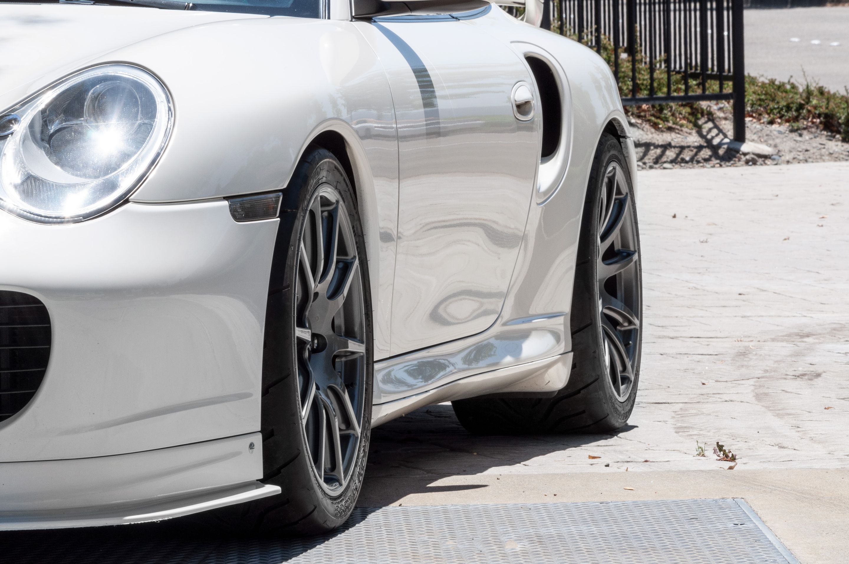 White Porsche 911 996 Turbo with 18" SM-10 Apex wheels in Anthracite