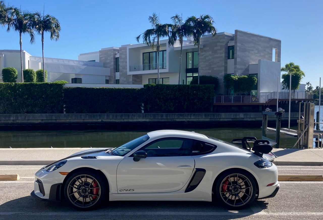 White Porsche 718 Cayman GT4 RS with 20" VS-5RS Apex wheels in Anthracite