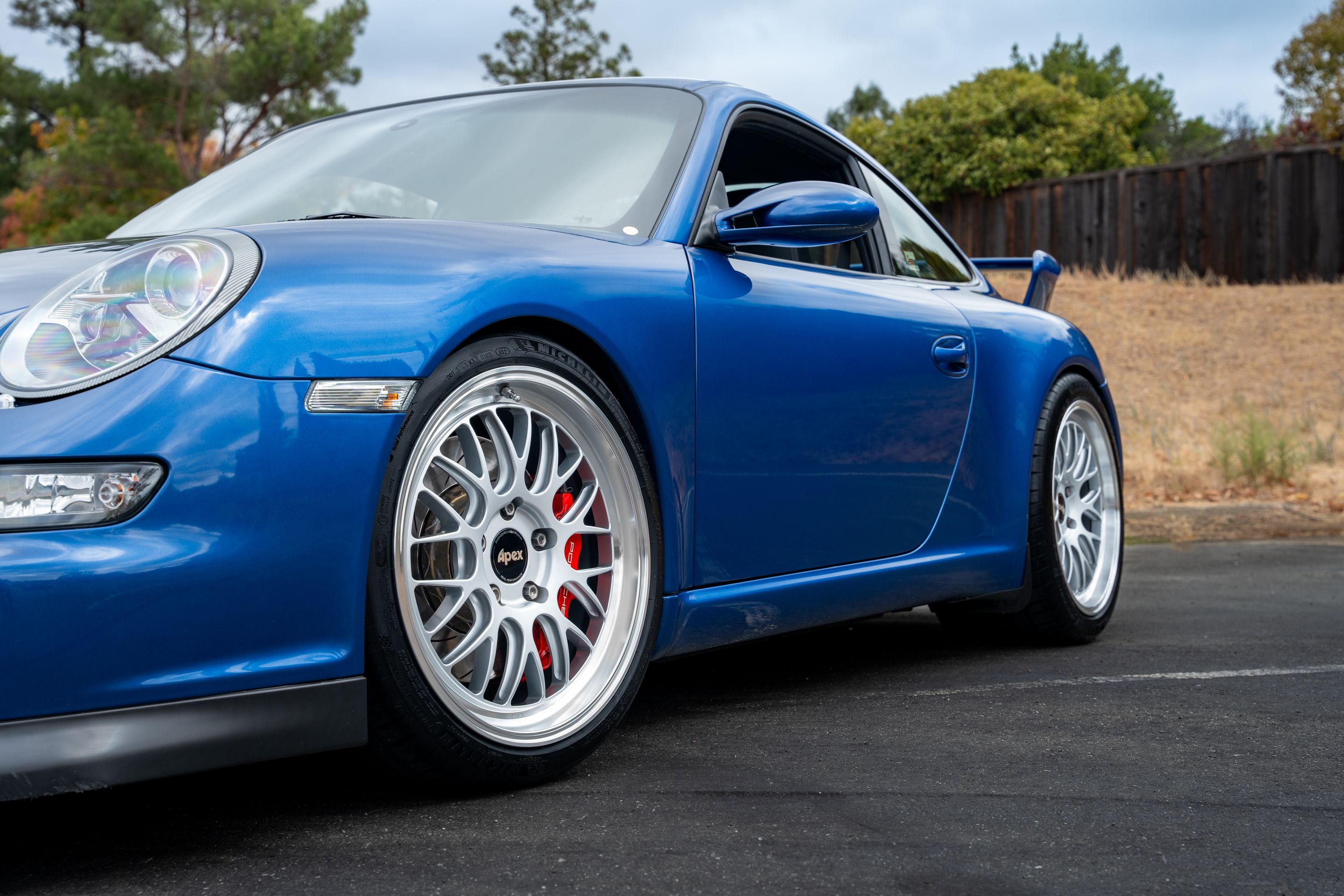 Blue Porsche 911 997 GT3 with 19" ML-10RT Apex wheels in Machined Lip Race Silver