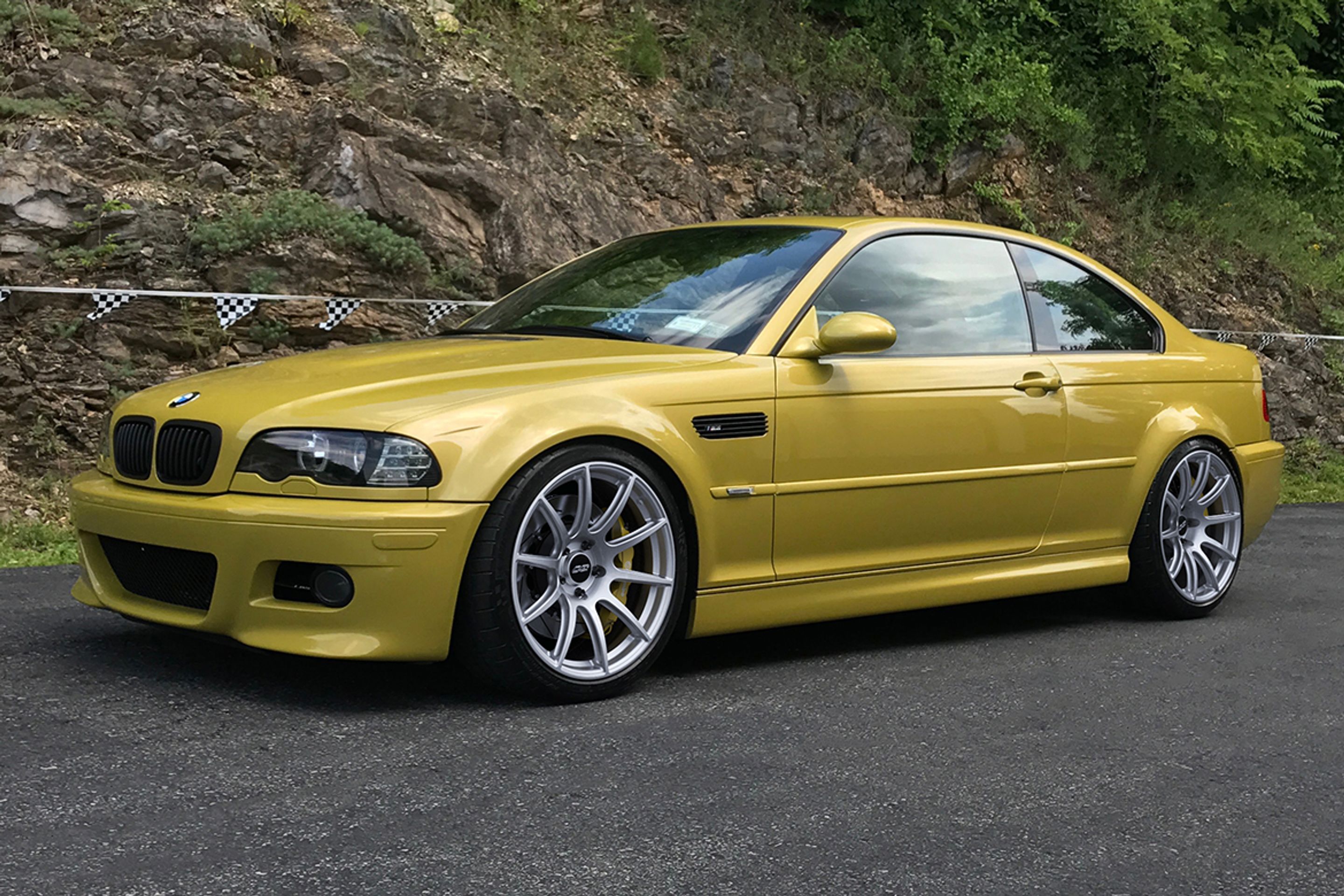 Yellow BMW E46 M3 with 19" SM-10 Apex wheels in Anthracite