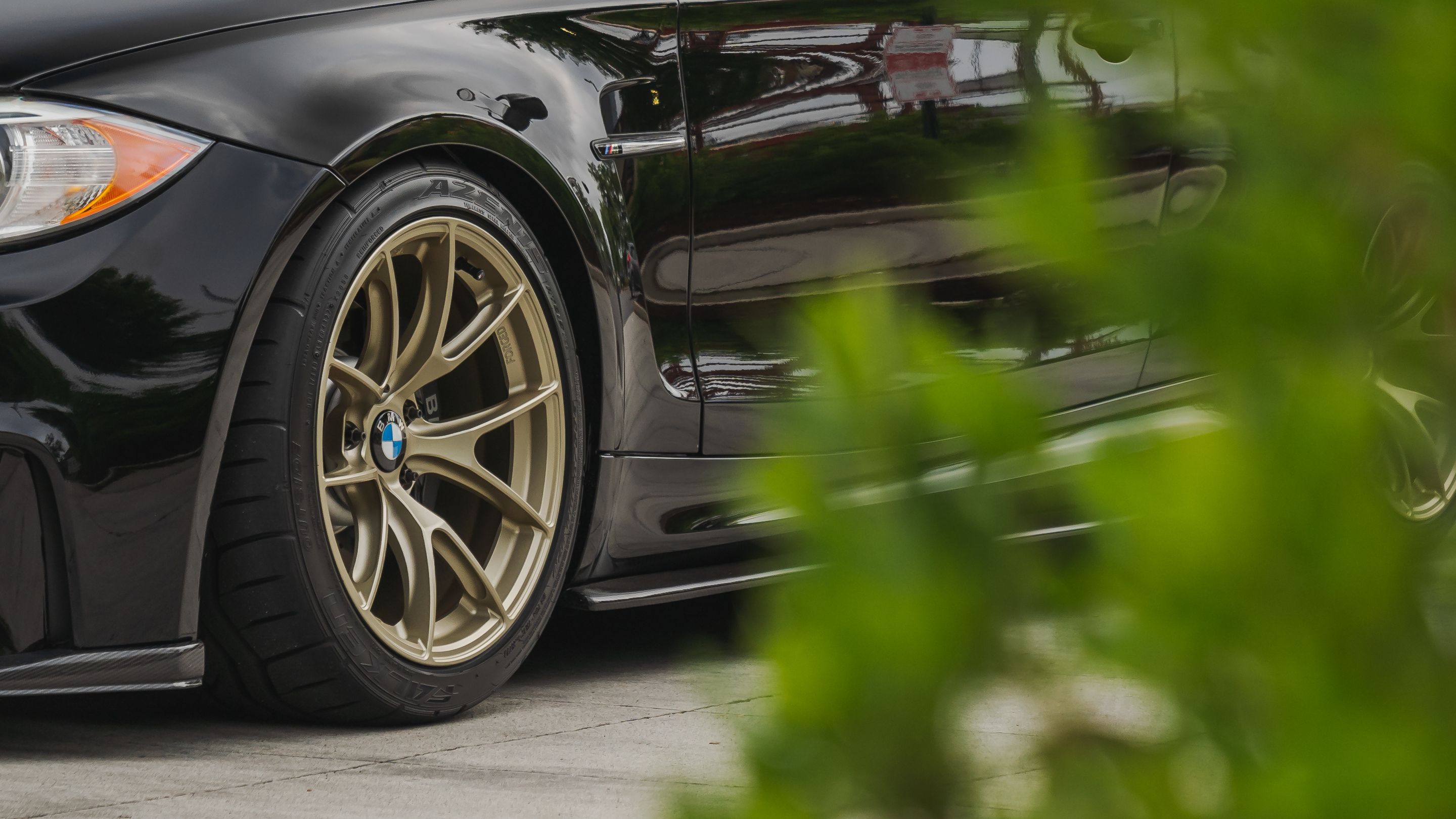 Black BMW E82 Coupe 1 Series with 18" VS-5RS Apex wheels in Motorsport Gold